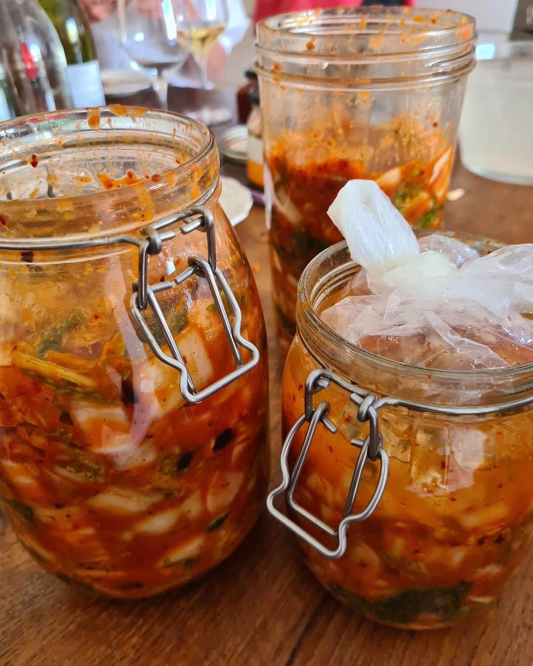 大野南香さんのインスタグラム写真 - (大野南香Instagram)「* kimchi making 🫶  I always wanted to do this but never done it,,,UNTIL NOW in COPENHAGEN 🇩🇰🇯🇵🇵🇱🇨🇴🫶  Thank you for my friends to share your knowledge and the fun time!  Now I have kimchi-smelly hands, very delicious.✋🤚  We made it into vegetarian version, without fish sauce but instead we added some chili beans. It is a fun experiment and let's see how it turns out!  自家製キムチー！ ずーっと作ってみたかったけど、日本には美味しいキムチがすぐ手に入るからなにかとやったことなくて コペンハーゲンで初挑戦！ 結果多国籍の集まりになって みんなでいろんな知識かき集めながら なんとか形になった！ 魚醤やエビを使わずに、ベジタリアン版で作ってみた。ひじき入れて作っている友達もいて、 可能性は無限大だ。。。とおもった  #kimchi #homemade #everydayhappy ☺︎   カフェのテラスで1時間くらいぼけーっとパソコン触ってただけなのに ものすごく日焼けした。 りんごみたいな身体になった。 気をつける。」6月10日 18時35分 - minaka_official