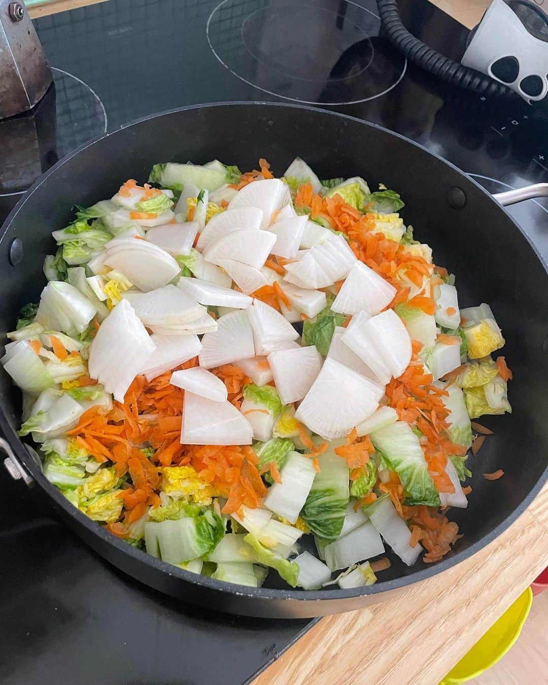 大野南香さんのインスタグラム写真 - (大野南香Instagram)「* kimchi making 🫶  I always wanted to do this but never done it,,,UNTIL NOW in COPENHAGEN 🇩🇰🇯🇵🇵🇱🇨🇴🫶  Thank you for my friends to share your knowledge and the fun time!  Now I have kimchi-smelly hands, very delicious.✋🤚  We made it into vegetarian version, without fish sauce but instead we added some chili beans. It is a fun experiment and let's see how it turns out!  自家製キムチー！ ずーっと作ってみたかったけど、日本には美味しいキムチがすぐ手に入るからなにかとやったことなくて コペンハーゲンで初挑戦！ 結果多国籍の集まりになって みんなでいろんな知識かき集めながら なんとか形になった！ 魚醤やエビを使わずに、ベジタリアン版で作ってみた。ひじき入れて作っている友達もいて、 可能性は無限大だ。。。とおもった  #kimchi #homemade #everydayhappy ☺︎   カフェのテラスで1時間くらいぼけーっとパソコン触ってただけなのに ものすごく日焼けした。 りんごみたいな身体になった。 気をつける。」6月10日 18時35分 - minaka_official