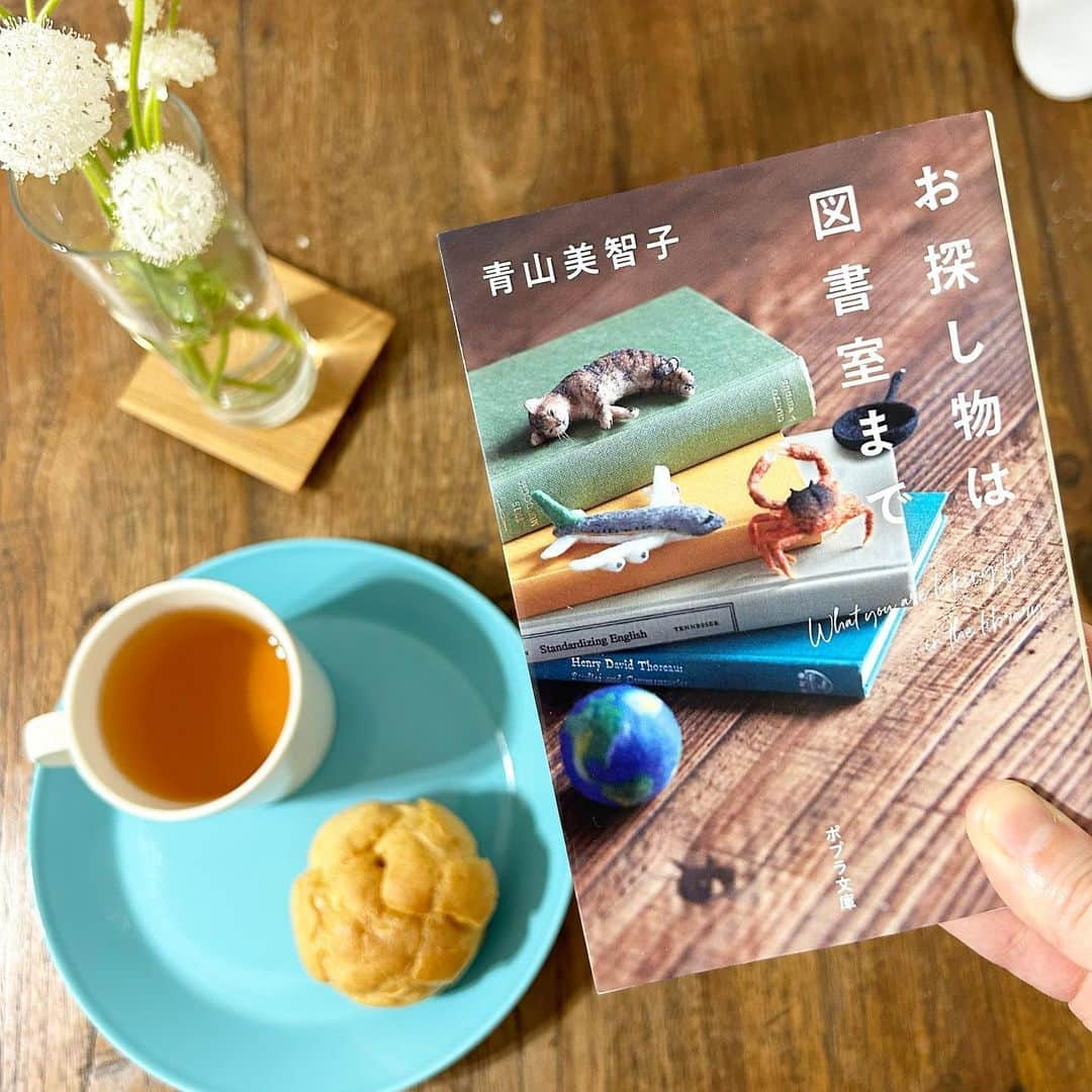 加藤沙知さんのインスタグラム写真 - (加藤沙知Instagram)「読書キロク📚  #お探し物は図書室まで #青山美智子 さん著  物語の舞台は、小学校に併設されたコミュニティハウスにある図書室。  そこには、小町さゆりさんという素敵な司書さんがいます。 　 これからの人生の在り方などに悩む人たちが、さゆりさんに選んでもらった本をきっかけに、自分自身を見つめ直していく物語です♪  何かを探しているときに。  #おうち時間#おやつ#シュークリーム#紅茶#本が好き#本#book#読書 #読書好き#読書記録#小説好き#本#book#本好き #さちの本棚」6月10日 18時48分 - mrt.kato