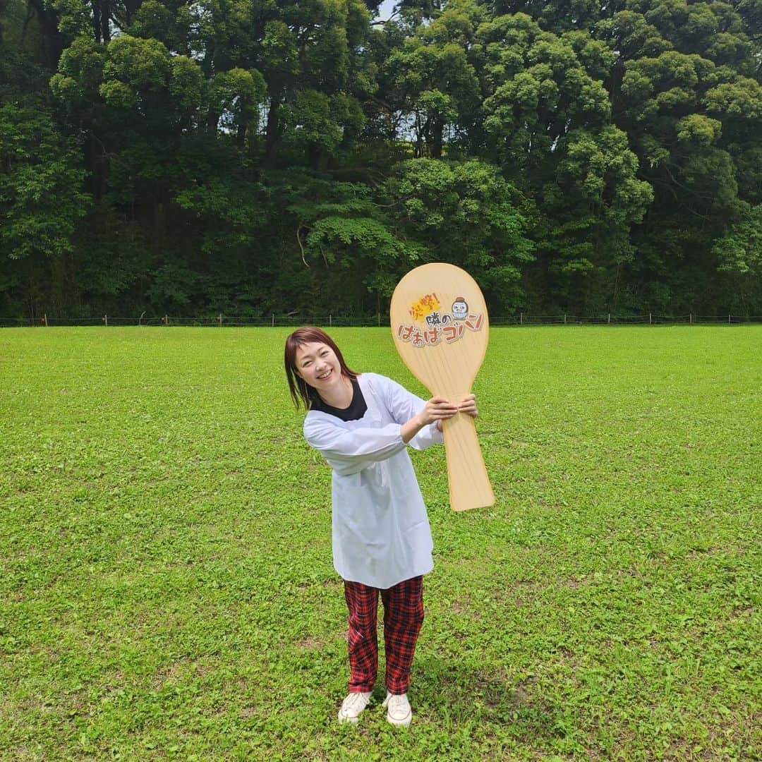 小雪のインスタグラム：「🍙 今回もよく笑ったなぁ～！ 大好きなコーナー TNCももち浜ストアの 突撃！隣のばぁばゴハン🍚  ロケで、ばぁば達の人生のお話を聞けることが、 何より楽しくて、心に響きます🌱  今が一番楽しいと言えるばぁば達。  辛いことも苦しいことも がむしゃらに頑張ってきたからこそ なるようになると思えて、 笑っておかないとしょうがないと 前を向いている。  おもいやりと愛情いっぱいのばぁば達は 強くてやさしいです。  コーナーが始まって1年くらい。 人生の先輩の話が聞けて いつも未来の希望をもらってます！  出会えたばぁば達 沢山の笑顔を ありがとうございます☺  #ばぁばゴハン #衣装は割烹着」