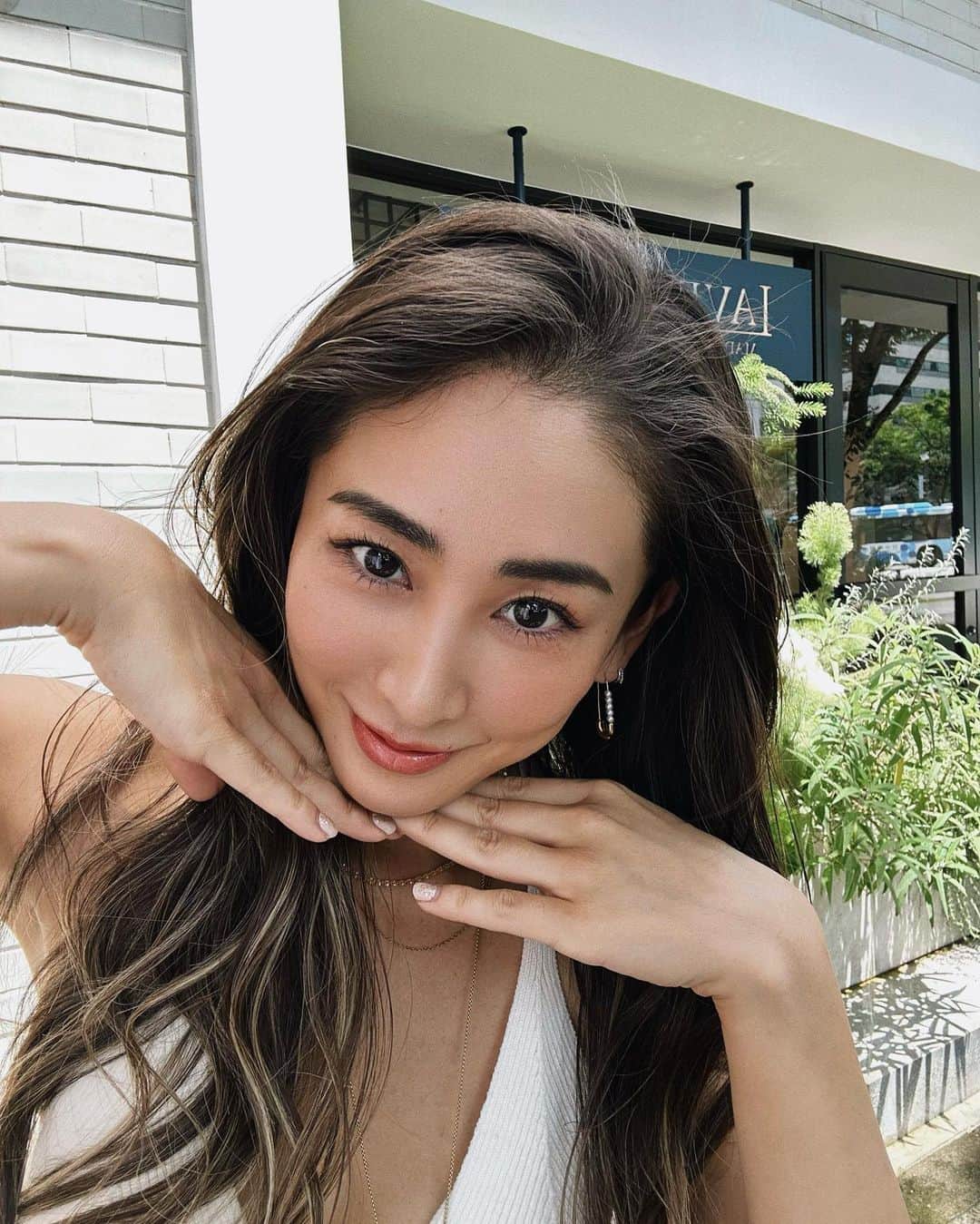 esutoreja_risaribonのインスタグラム：「はい！ 私は何もなければ毎月通ってる @pvstotto  今回も行ってきました！ tottoではスタッフさんがいましたら 泣いた息子を全力で相手してくれます🥹 赤ちゃんグッズもたくさんあります🫶🏽🥹 もちろん息子は毎回とんでもなく泣くのでこのよーうに全力であやしてもらってます😳🙀 その間私はエステをうけれてほんと母の味方…🥲🥂🥂  @cosim_official から新しい商品がでてました！ クリームパックです！  なんと！！ いい感じです！ 詳しい内容は是非見てください😄 とにかくもちもちになります！  . #手を顔にかざすだけで盛れるってしってましたか？#totto#恵比寿エステ#フェイシャル#顔細く#フェイスライン」