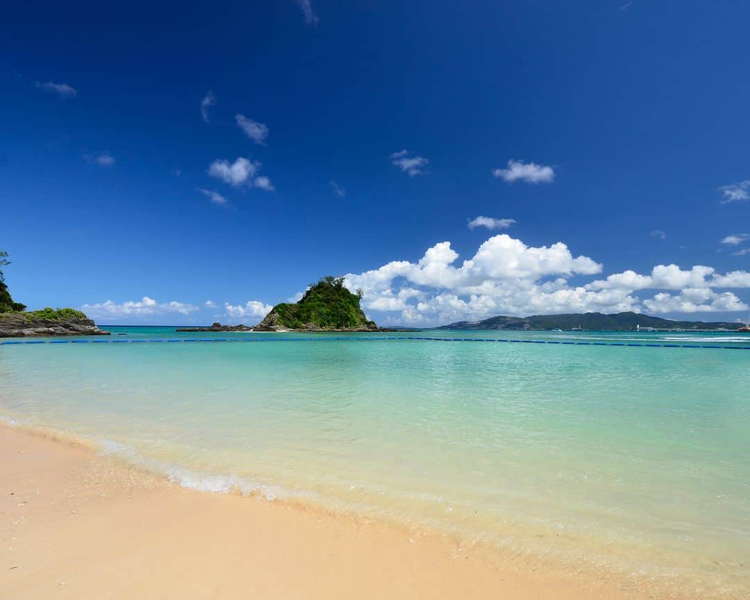 Okinawa Marriott Resort & Spa 【公式】さんのインスタグラム写真 - (Okinawa Marriott Resort & Spa 【公式】Instagram)「海・プール・花火！ 夏の沖縄を満喫できるプランが登場！  ホテルから無料送迎で行けるかりゆしビーチで、 さまざまなマリンアクティビティを体験できる 「アクアアドベンチャーパス」や、 館内のガーデンプールサイドバーの無料ドリンク券、 さらに手持ち花火がセットになった 夏季限定のプランで、 真夏のリゾートを存分に楽しみませんか？  全長170メートルのガーデンプールで遊んだり、 22時まで利用できるナイトプールでゆっくり過ごしたり。  朝食は、県産野菜をふんだんに使用したメニューをブッフェで。  公式サイトからご予約の方には、 駐車場無料とオリジナルノベルティを プレゼントいたします。  プランについて詳しくは、  @okinawa.oriental.hotel プロフィールから ウェブサイトをご確認ください。  Ocean, pool, fireworks! CLUB ORIENTAL ～ GOOD SUMMER VIBES ～ , a plan that allows you to fully enjoy Okinawa!  You will receive an Aqua Adventure Pass giving you access to various marine activities at Kariyushi Beach (free 3-minute shuttle service from the hotel), a free drink ticket for the Garden Poolside Bar at the hotel, and hand-held fireworks. It's a great way to enjoy the hotel all day long.  Our Garden Pool with a total length of 170 m can be used all day and the night pool is open until 22:00. The breakfast buffet features a large variety of items using an abundance of local vegetables. If you make your reservation directly from our official website, you will also receive free parking and an original novelty gift.  #かりゆしビーチ #かりゆしウォーターランド  #沖縄ナイトプール #プールサイドバー  #沖縄プール付きホテル #沖縄 #okinawa #やんばる #yanbaru  #沖縄旅行 #okinawatrip #沖縄観光 #名護  #沖縄大好き #家族旅 #女子旅  #女子旅行 #夫婦旅行 #記念日旅行  #沖縄ホテル #リゾートホテル  #オリエンタルホテル沖縄 #orientalhotelokinawa  #オリエンタルホテル #orientalhotel #ikyu_travel」6月10日 18時41分 - okinawa.oriental.hotel