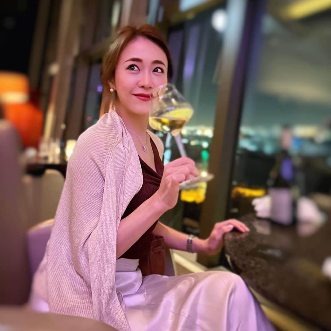 しろまっするのインスタグラム：「・ restart. reset. refocus. as many times as you need to 🩶🤍🖤  最近私のなりすましがめちゃくちゃ居るみたいなんだけど、 私のアカウントは一つなので、皆様お気をつけてください✋  なりすましアカウントを教えてくださる皆様、 報告してくださってる方、ありがとうございます(｡•̀ᴗ-)و ̑̑✧  #healthychoices #wellnesslifestyle #winelovers #winelife #atthebar #tokyojapan #しろまっする」