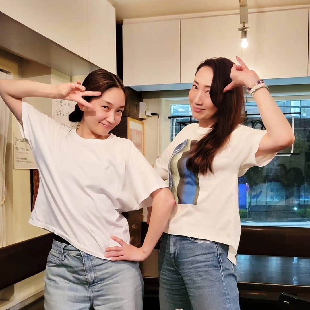 星奈優里さんのインスタグラム写真 - (星奈優里Instagram)「6/18のマグノリアホールイベントに向けての稽古がありました⤴️ 見て❗この優子先生の立ち姿の格好良さ😍当日、優子先生のピアノで歌います🎵  そして、ジャケットを脱いだのるさんを見たら…私達、ペアみたいじゃーん😂ということで📷ふふふ😂  それでは来週、お待ちしております✨🙌✨  #稔幸 さん #えまおゆう さん #星奈優里  #吉田優子先生 #マグノリアホール」6月10日 18時57分 - yuri_hoshina