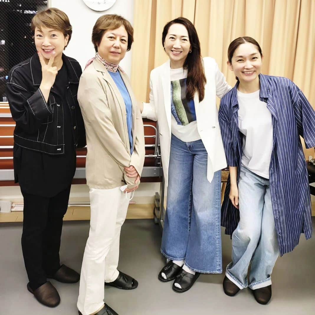 星奈優里さんのインスタグラム写真 - (星奈優里Instagram)「6/18のマグノリアホールイベントに向けての稽古がありました⤴️ 見て❗この優子先生の立ち姿の格好良さ😍当日、優子先生のピアノで歌います🎵  そして、ジャケットを脱いだのるさんを見たら…私達、ペアみたいじゃーん😂ということで📷ふふふ😂  それでは来週、お待ちしております✨🙌✨  #稔幸 さん #えまおゆう さん #星奈優里  #吉田優子先生 #マグノリアホール」6月10日 18時57分 - yuri_hoshina