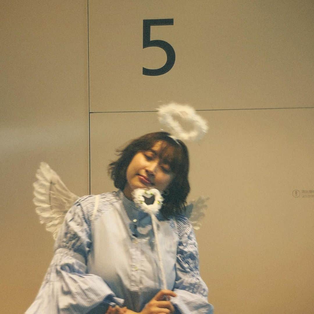 のインスタグラム：「👼天使大学さんの天使祭で ネタさせていただきました はりきって天使の格好で登場したよ😂✨ まるやまと同じ藤高卒の女の子がちらほらいて うれしかったなぁ🥺😂 すぐ島先生のものまねしちゃう！ ほかの周りのみんなはわからないのに😂 藤の共通言語島先生のものまね😂」