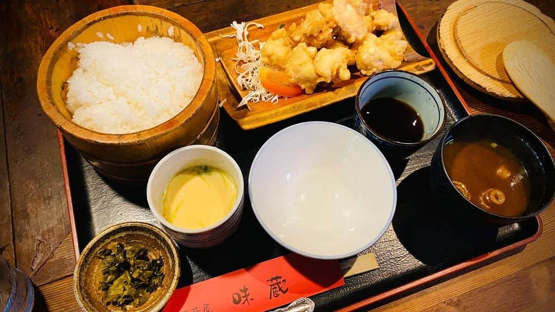 藤村晃輝さんのインスタグラム写真 - (藤村晃輝Instagram)「非常にボリューミーな ランチと出会いました。  別府市石垣東の【民芸茶屋 味蔵】 落ち着いた空間でした。  とり天定食を注文。 鶏肉の旨みが広がりまくりました。  タレが天ぷらのつゆの様な味わいで、 これまた美味しさを引き立てていました。  おひつに入ったご飯も存在感があり、 満足感すごすぎ。  他にも定食メニューたくさんあったので、 また今度行ってみたいですよ。  #別府市 #定食 #味蔵  #大分グルメ #大分ランチ #別府ランチ  #大分 #oita #藤村晃輝 #アナウンサー」6月10日 18時51分 - fujimura_koki_tos
