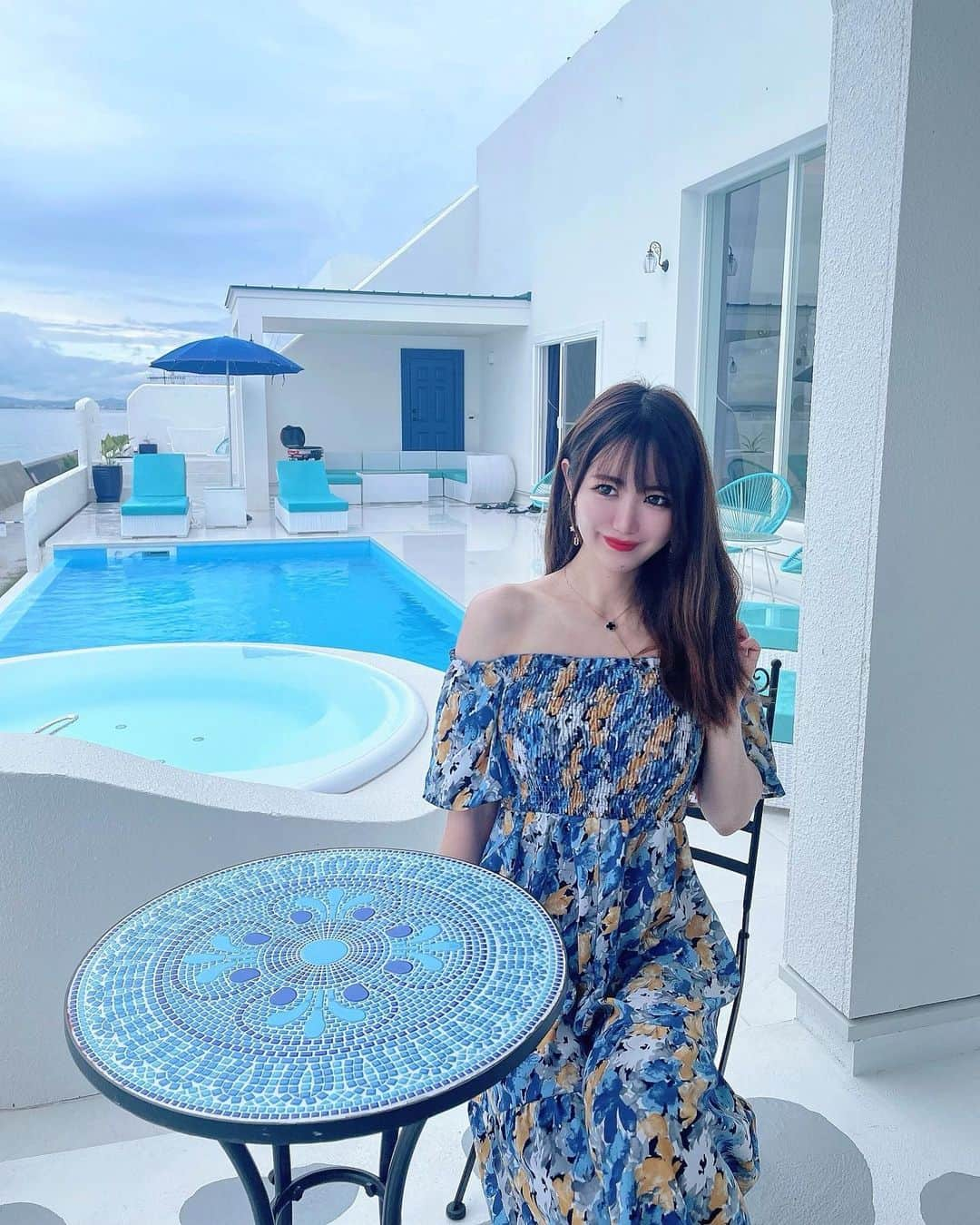 ayaさんのインスタグラム写真 - (ayaInstagram)「𓇼THE VILLA -SANTORINI AWAJI-𓇼 ⁡ 最大8〜10名まで泊まれる一泊約20万円の一棟貸し 高級ヴィラでのんびり大人女子会してきたよ🤭🤍💙 ⁡ @the_villa_santorini_awaji  ⁡ インフィニティプール、屋外温水ジャグジー付き🏖️ テラスではBBQができるので食材を買ってきて みんなで調理して食べるのも楽しかった🥩🌽 ⁡ 家族や友達グループでわいわいするもよし カップルやご夫婦でのんびり非日常を過ごすも良し👌💯 ⁡ もうね、何よりこの空間どこをとっても 可愛くて細部までこだわってて素敵すぎた...🥺💓 ⁡ 憧れのサントリーニの気分が淡路島で体験できるとは🫶🏻✨ 私たちは終始テンション上がりまくりで 夜中まではしゃいで修学旅行気分でした🙈💙 ⁡ ここは本当におすすめの場所になりました♡ また梅雨明けにも行きたいなぁ〜🥰 ⁡ 宿泊施設:THE VILLA -SANTORINI AWAJI- 所在地:兵庫県淡路市野島轟木55-2 駐車場あり🅿︎５台 チェックイン15:00 〜19:00 チェックアウト11:00 📞080-4935-3612 ⁡ ⁡ #thevillasantoriniawaji #淡路島#サントリーニ島 #サントリーニ#淡路島旅行 #淡路島ホテル #淡路島ドライブ #関西#関西旅行 #女子旅#ヴィラ」6月10日 18時52分 - aya.v_v.ka