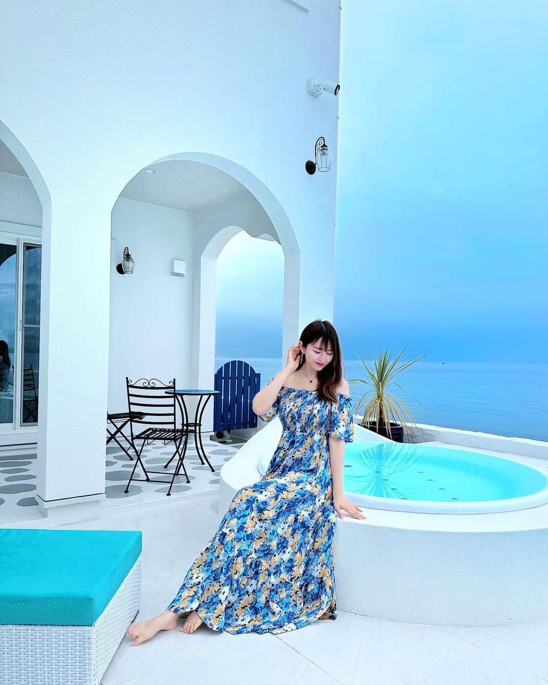 のインスタグラム：「𓇼THE VILLA -SANTORINI AWAJI-𓇼 ⁡ 最大8〜10名まで泊まれる一泊約20万円の一棟貸し 高級ヴィラでのんびり大人女子会してきたよ🤭🤍💙 ⁡ @the_villa_santorini_awaji  ⁡ インフィニティプール、屋外温水ジャグジー付き🏖️ テラスではBBQができるので食材を買ってきて みんなで調理して食べるのも楽しかった🥩🌽 ⁡ 家族や友達グループでわいわいするもよし カップルやご夫婦でのんびり非日常を過ごすも良し👌💯 ⁡ もうね、何よりこの空間どこをとっても 可愛くて細部までこだわってて素敵すぎた...🥺💓 ⁡ 憧れのサントリーニの気分が淡路島で体験できるとは🫶🏻✨ 私たちは終始テンション上がりまくりで 夜中まではしゃいで修学旅行気分でした🙈💙 ⁡ ここは本当におすすめの場所になりました♡ また梅雨明けにも行きたいなぁ〜🥰 ⁡ 宿泊施設:THE VILLA -SANTORINI AWAJI- 所在地:兵庫県淡路市野島轟木55-2 駐車場あり🅿︎５台 チェックイン15:00 〜19:00 チェックアウト11:00 📞080-4935-3612 ⁡ ⁡ #thevillasantoriniawaji #淡路島#サントリーニ島 #サントリーニ#淡路島旅行 #淡路島ホテル #淡路島ドライブ #関西#関西旅行 #女子旅#ヴィラ」