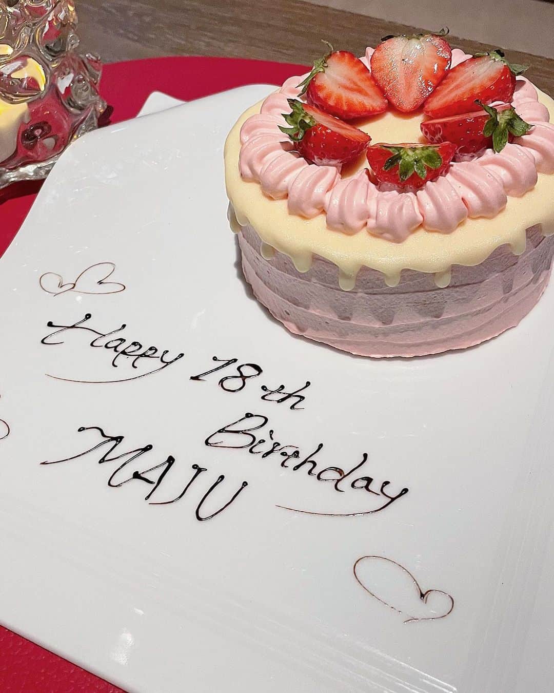 MAJUさんのインスタグラム写真 - (MAJUInstagram)「. Birthday Dinner.🕯️  大好きな幼なじみchan達が お祝いしてくれて幸せだった..🤍  プレゼントもありがとう💌」6月10日 18時52分 - _maju_69