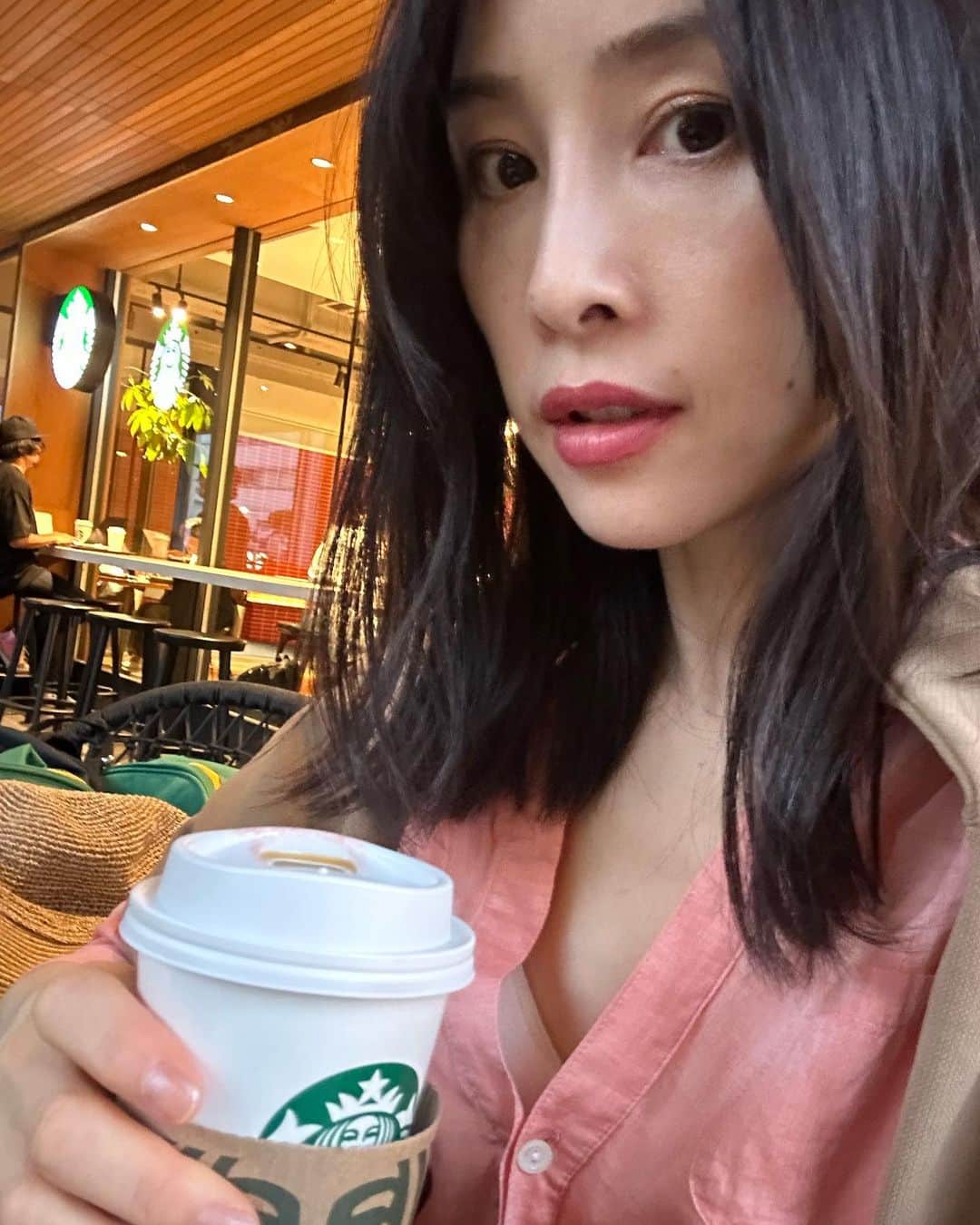 中岡由佳さんのインスタグラム写真 - (中岡由佳Instagram)「❇︎ 動き回って疲れたので18時過ぎにスタバで一息。コーヒーとキーマカレーのフィローネをテラス席で☕️🥖これは夕食なのかおやつなのか。店内はクーラーが寒すぎる。外の風が心地いい🍃 #Starbucks」6月10日 18時54分 - yuka_nakaoka