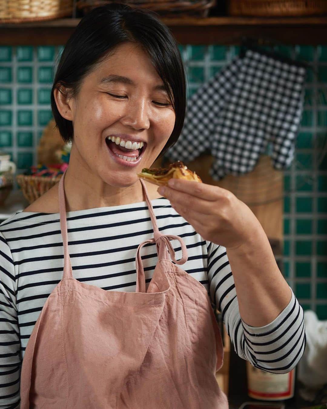 タサン志麻のインスタグラム：「今が旬の食材といえば、アスパラガス！ そんな旬のうま味を楽しむためにぜひつくってみてほしいのが「アスパラのタルト」です。  タルトといっても、甘いわけではなく、しょっぱいおかず系のもの。冷凍パイシートを使ってつくる、手軽なキッシュのような感覚です。シンプルな味つけなので、素材本来のうま味を楽しめて、旬の食材を味わうのにぴったり！   こちらのタルト、アスパラ以外になすやズッキーニでつくってもおいしいんです。好みの野菜でつくってみてくださいね。レシピは「à table SHIMA」04号の90ページに掲載しています。  #タルト  #志麻さんレシピ #タサン志麻 #志麻さん #伝説の家政婦志麻さん  #春ごはん #àtableSHIMA #アターブルシマ #楽しく料理し楽しく食べる」