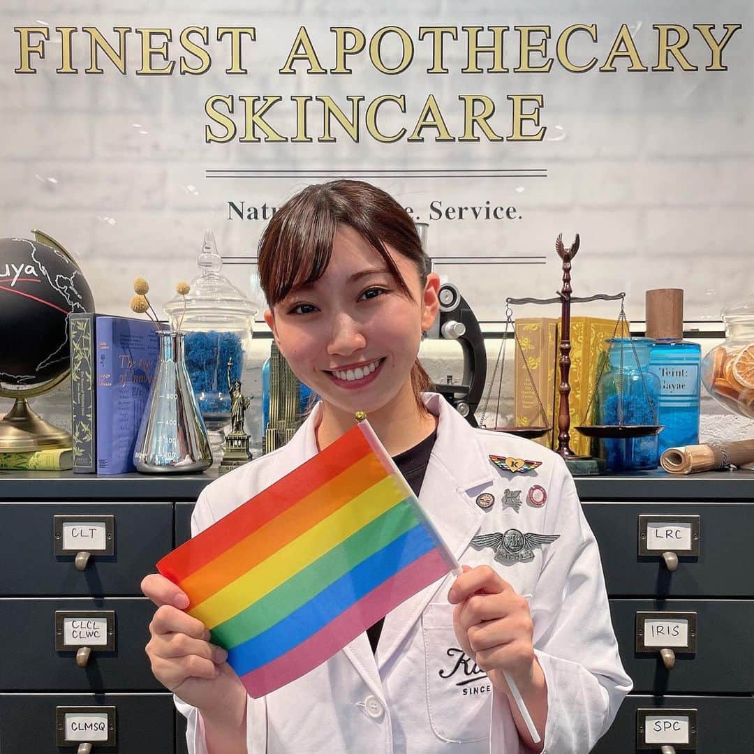 キールズ Kiehl's Japanさんのインスタグラム写真 - (キールズ Kiehl's JapanInstagram)「🏳️‍🌈6月はPRIDE月間！🏳️‍🌈 「アライ」という言葉をご存知ですか？ 英語で「味方」「仲間」を意味するAlly（アライ）。 LGBTQIA+コミュニティへ寄り添い、全ての人が自分らしくいられる世の中を願い、自分に何ができるのかを考える人を指します🤝  キールズもLGBTQIA+当事者たちと寄り添いたいと考え、2021 年からスキンプロ含めスタッフに定期的なアライトレーニングを実施。 トレーニングを完了したアライスキンプロが目印のピンを胸に全国のキールズストアと公式オンラインストアで接客をしています🥼  ぜひ一人ひとりが目指すヘルシースキンのお手伝いをさせてくださいね！☺  @kiehlsjp #kiehls #キールズ #スキンケア #ヘルシースキン #アポセカリー #ニューヨーク #NewYork #skincare #pride2023 #変わるまで続ける」6月10日 19時01分 - kiehlsjp