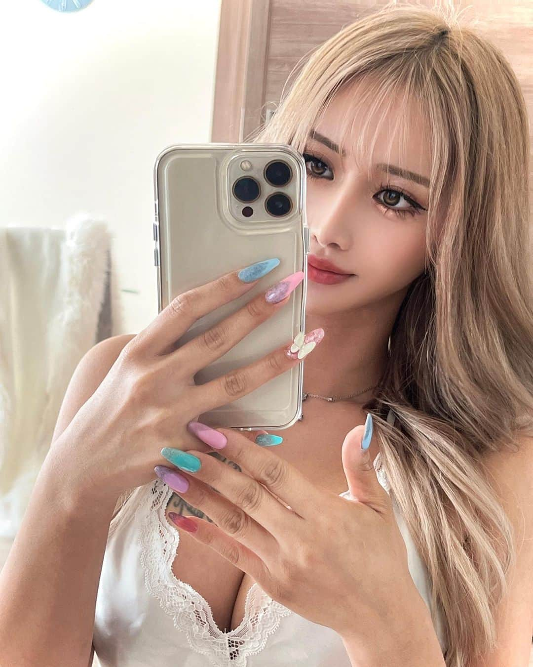 Chikoのインスタグラム：「selfnail💅💎✨ フットはハンドの逆で いつも深爪かって位短くしてるから ネイルしてごまかしてる🤣💓 . 長さだしちょっと残ってて、 もうすぐで全部自爪になる💗 . マツエクは @eyehbe_beautysalon  自由が丘から徒歩30秒位のところ🤍 . ■フラットラッシュ ■カール／CCカール ■長さ／13mm→14mm→14mm ■太さ／0.2mm . 下マツエクは ■カール／Jカール ■長さ／7mm→8mm→8mm ■太さ／0.2m アイハビー限定のグルーで 付けてるんだけど 取れにくくて本当お勧め💕 . 小豆なメンテナンスが苦手な 私みたいな人にはぴったり🤍 . やっぱりモチ良くないとね✨️ .」