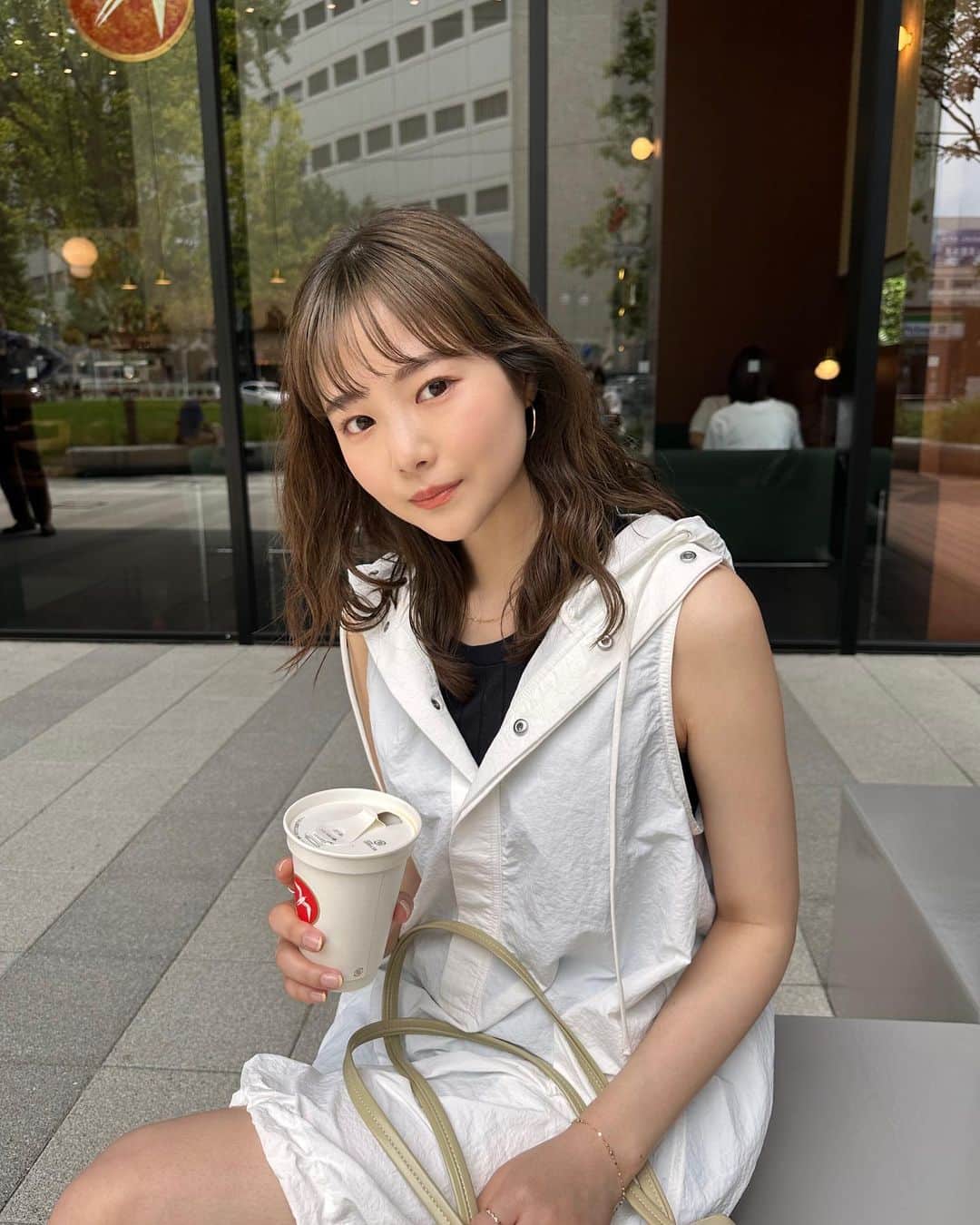 のインスタグラム：「. 髪色はオリーブベージュで 外で見るとこんな感じ🫒🤍 . #ヘアスタイル #ヘア #ヘアカラー #オリーブベージュ #パーマ #パーマスタイル #髪型 #hairstyle #hair #haircolor #perm #permstyle」