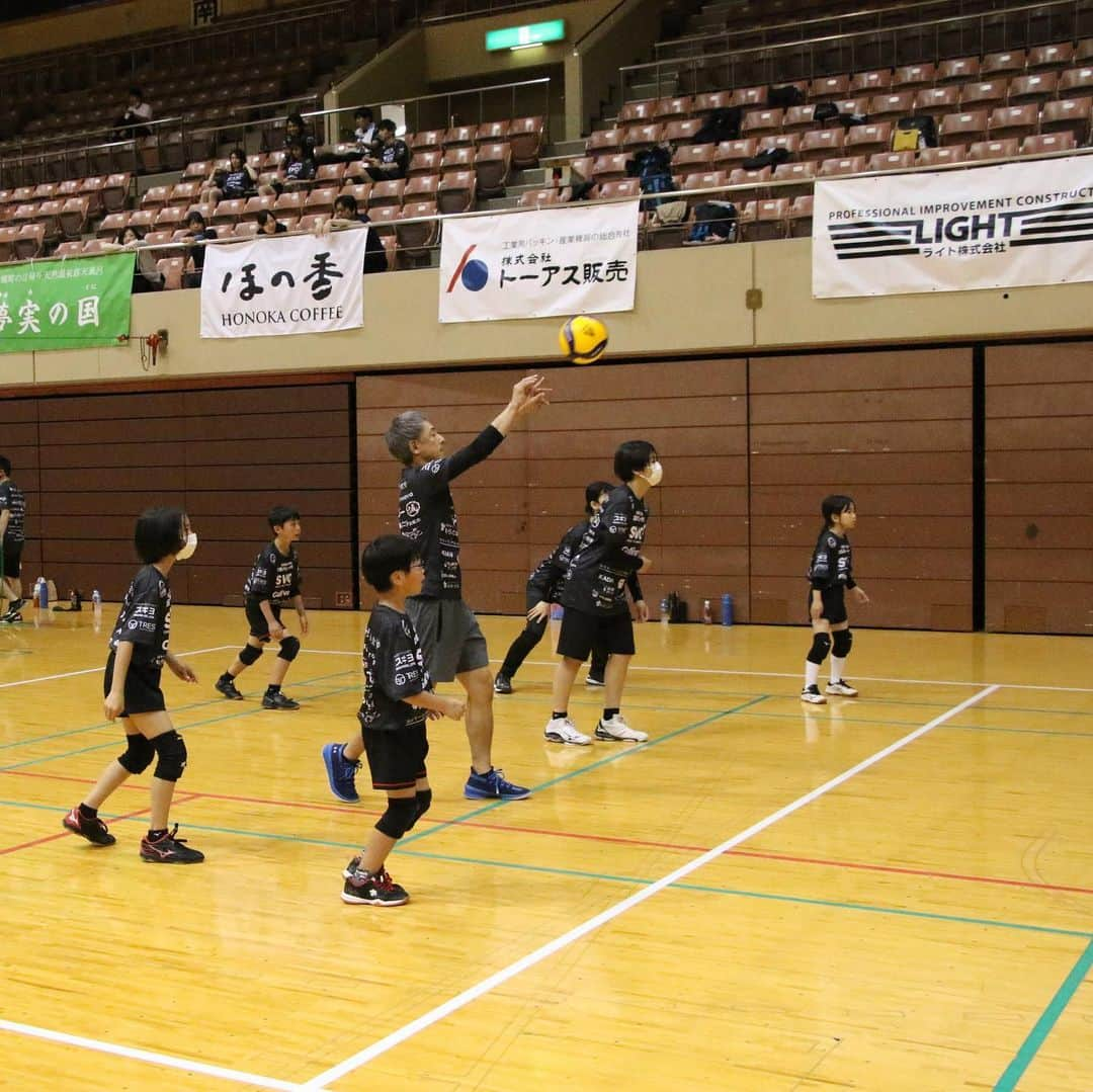 佐藤あり紗さんのインスタグラム写真 - (佐藤あり紗Instagram)「2023.5.27 . . 🏐佐藤あり紗2個バレーボール大会 in仙台🏐 大会を一緒に盛り上げてくださるスポンサーのみなたん❤️ . ❤️SVC!  @svc__group  . 🔋日本エコライフ . 🚘Gulliver @gulliver_minamisendai  . 💉医療法人 豊生会むらた日帰り外科手術クリニック . 🏨🍓仙台ターミナルビル(株)  @spalsendai  @hotelmetropolitansendai  @stbl_fruitfarm  . 🏠深松組  . 🐮牛タン炭火利久　@rikyu_sendaieki  . 🍺株式会社ノムタベル @skt_arata @iki_iki.r @kurukurupaamachiyan @iroriyaki.sumirechan @maji_magicalcook  . 🐮司 . 🦅焼助 @yakisuke.official  @yakisuke_kokubuncho  . 🚘KADAN . 👷‍♂️LIGHT @light_seon  . 🦷あやし眼科クリニック @ayashigeleven  . 🚘空気の洗車屋さん @kuuki_nosenshayasan  . ⚽️ヴォスクオーレ仙台 @voscuore_sendai  . 🔧elevn . ⛩榴岡天満宮 @tsutsujigaoka_tenmangu  . 🏠株式会社佐元 @samoto1914  . 🍫Meiji  . ♨️夢実の国 . 🦀スギヨ @kanikama_sugiyo_official  . 👕TRES @tres_volleyball  . ⛩️石巻金藏寺 . 🍜麺匠一丞 @mensho_ichijo  . 🍽こだまのどら焼き @kodamadorayaki  . 👨‍🔧Lincronova @nagano_president  . 🍴HACHI @hachi.1979  . 💉たじー @taji1_2_3  . 👷‍♂️誠晃興業 @yuya7912  . 👂加茂耳鼻咽喉科 . 🔩トーアス販売  @n.fumi0327  . 🍅La fata @lafatafarm  . 🏠山一地所 . 🍺ほかぞの @nomidocoro_hokazono45  . ☕️ほの香  @honokacoffee.inc  . 🍽登喜和 @tokiwasoba  . 💄Balilaxe   @bali_laxe  . 💪🏻KATSUYAMA @shozankancocoil   ☎️NTT東日本 @ntteastofficial  . 🔋山形パナソニック @yamagatapanasonic  . 🏐TEAM i @teami_girls  . ⛽️サーラエナジー株式会社 . 🏐清健堂  . 🥃BARRACK LIFE @barracklife  . 🚘GTAUTO @g.t.auto  . 👨‍⚕️たいよう接骨院  . 🍱あめいろ食堂 . 🦷こうま駅前デンタルクリニック . 🥮Riyan @riyancrepe  . 🍰you &g @you_and_g.official  . . #佐藤あり紗スポンサー #仙台発祥　 #佐藤あり紗2個バレーボール大会スポンサー #宮城県盛り上げたい　#仙台盛り上げたい #スポンサー　#参加者募集中 #佐藤あり紗 #あり紗組」6月10日 19時04分 - arisa_chu