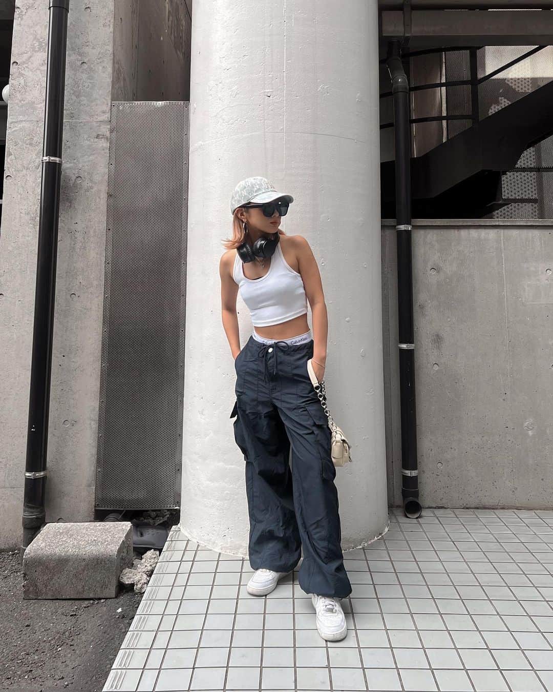 のインスタグラム：「. 筋トレさぼっててムチムチしてきたから 夏に向けて頑張らねば😭🥹😭🥹 いつのまにかもう今年半分おわりかけてるの怖い😘w  #海外ファッション#海外コーデ#海外ガール#パラシュートパンツ#シーイン#プチプラコーデ#韓国ファッション#韓国コーデ#y2k#y2kファッション#y2kfashion#mlbkorea」