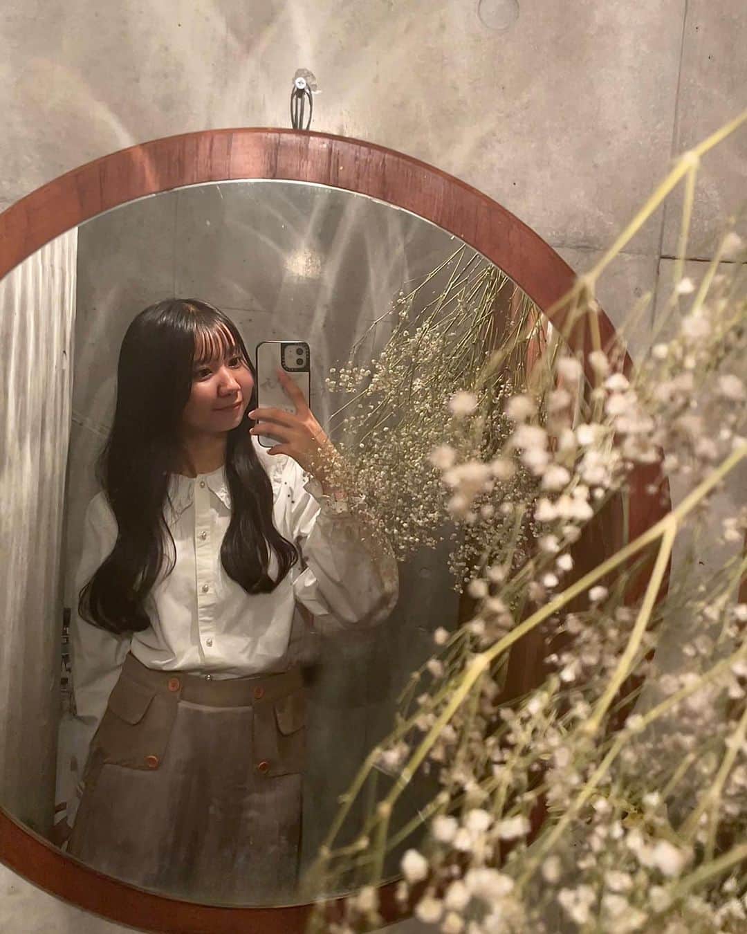 のインスタグラム：「照明が可愛すぎて撮った写真📷  ．  ．   #05  #05line  #jkブランド #jk3  #お洒落な人と繋がりたい #カフェ好きな人と繋がりたい #ヘアアレンジ  #巻き髪ロング  #ポートレートモデル #ヘアモデル  #カットモデル  #サロンモデル  #せるふぃー  #セルフィー  #レイアウト #いいね #いいね返し  #likes  #ootdstyle  #ootd  #ootdfashion  #followme」