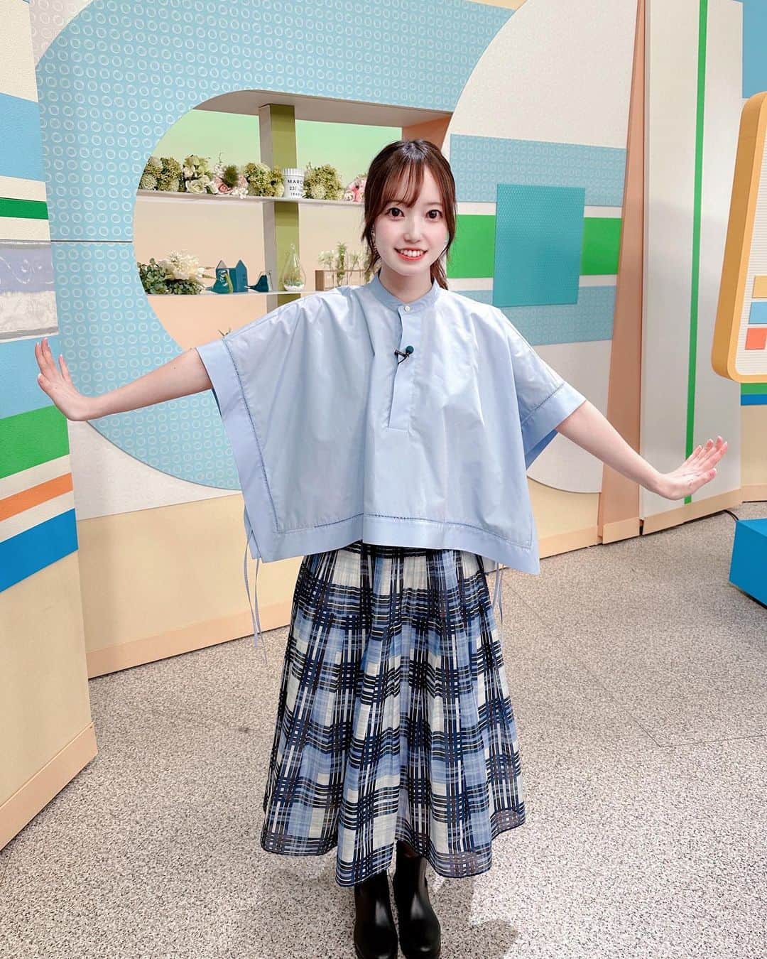 石井奏美のインスタグラム：「今日のシアワセ気分の衣装👗  ブルーのポンチョ風ブラウスが爽やかで可愛かったです🩵  blouse: MIESROHE(@miesrohe_ )  今日も1日お疲れ様でした💐🧸  #岡山#香川#アナウンサー#衣装 #fashion#ootd#miesrohe」