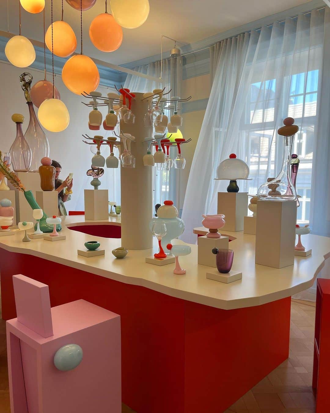 福本敦子のインスタグラム：「My Favorites at @3daysofdesign 😍　 🩵　@hellemardahl  唯一無二✌️デザインからしてそうだけど、今回はこの壁を赤に振り切る❣️潔さが好き。あと、働いている女性たちがいつも魅力的✨ 🩷　@andtradition  写真だけだとわからないけど建物全体にいろんな空間がセットされてて、ブランドの表情がいろいろな角度からみられて面白かった😍 💛　@wildstudio_copenhagen  身近なサスティナブル✖️インテリアな感じが好き。 リサイクルプラスチックから作られたスツール、気軽に取り入れられそうで私も使ってみたい。 🧡 @fritzhansen  展示への気合いの入り様が桁違い🍋 一言で言うと、恐れ入りました🙏🙇‍♀️ 💚　@louispoulsen  個人的にこの怪物ライトに心奪われました。🐙建物の外見可愛いのに、ダークさを感じて楽しかった。 🟡コペンハーゲンのデザインの祭り #3daysofdesign  街全体が文化祭の雰囲気だったの楽しかった！あとアプリで全部管理されててそれもかなり見やすかった…！ コーヒーやアイスクリームなど配っていて、お年寄りも若い人もみんなエンジョイしているお祭り。 詳しくは来月のpodcast「福本敦子のきくこすめ」でもお話します🧡😉」