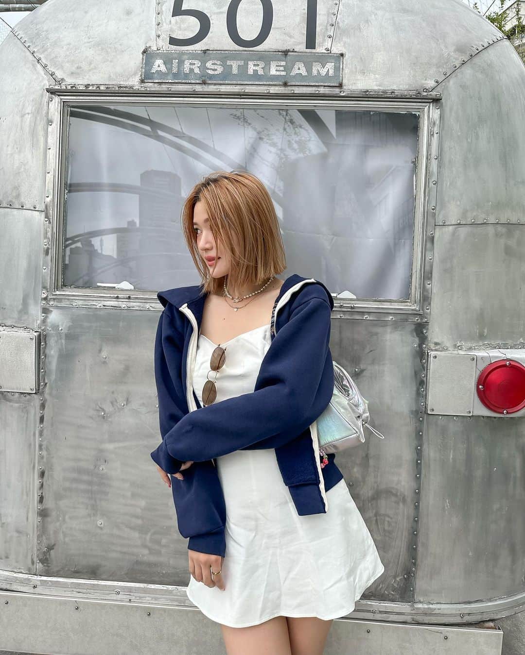 Meeのインスタグラム：「パーカーブーム🫐  #ウエスタンブーツ #ミニワンピ #パーカーコーデ」