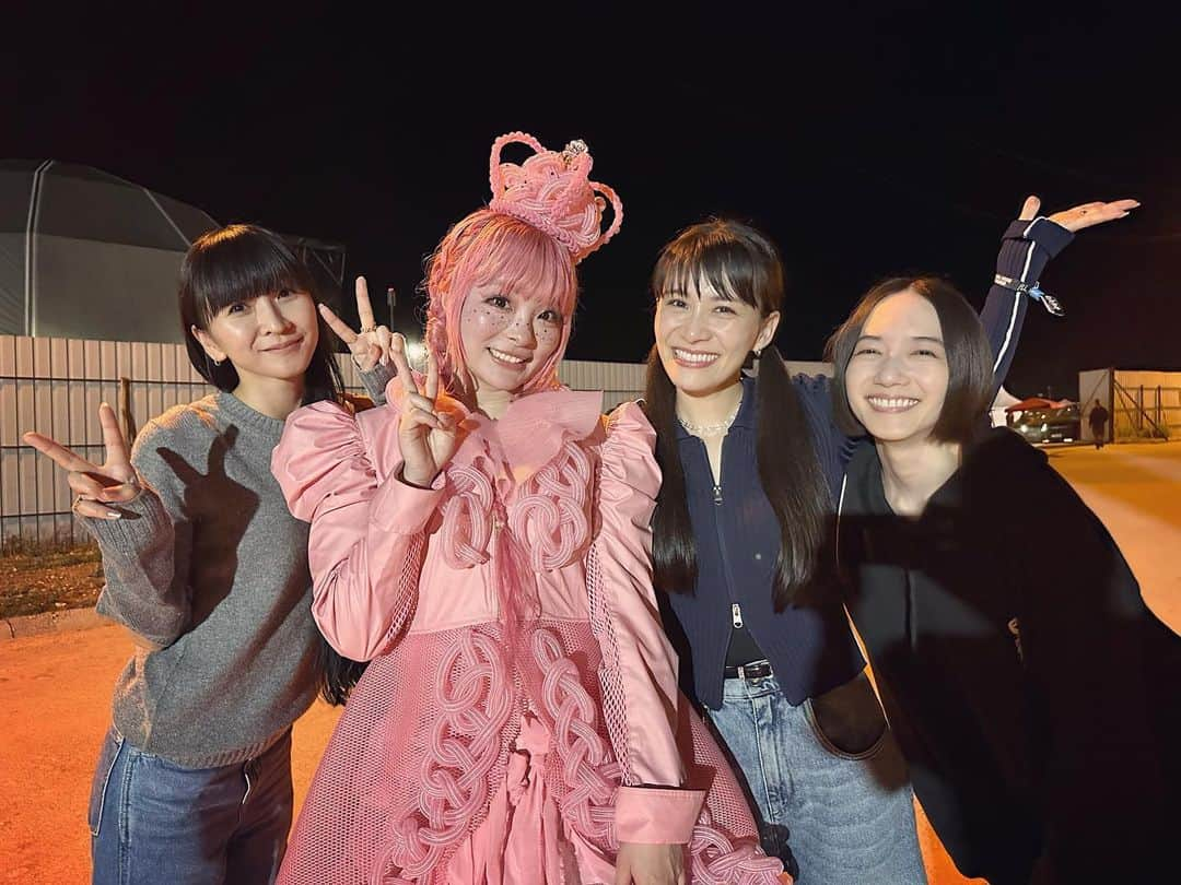 西脇綾香さんのインスタグラム写真 - (西脇綾香Instagram)「Primavera Sound 2023 Kyary Pamyu Pamyu👸🏼🪄  爆踊り大涙LIVE。 ステージ降りて数分で会えたよ〜😭WEEK2ができなかった私たちの分まで払拭してくれるような、殺人級セットリストを鬼レイヤードどんドレスでかましてました。 かっけえす🥹  先しか見てないピーチ姫🍑 振り向かんもんね😂🚗 かっけえす🫶🏻  #ピーチ姫 #鬼レイヤード #どんドレス #きゃりーぱみゅぱみゅ #perfume #primavera #jpn  #戦友仲間」6月10日 19時07分 - a_chan.prfm_p000001