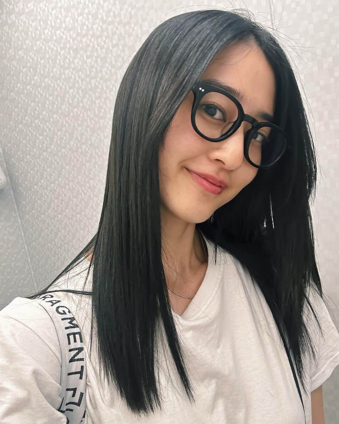 青野楓のインスタグラム：「天使の輪👼 よくあるサラサラの動画お願いしたら、今はつやつやが流行りらしいです🤔🖤  伊丹の先輩 @morikawa_george」