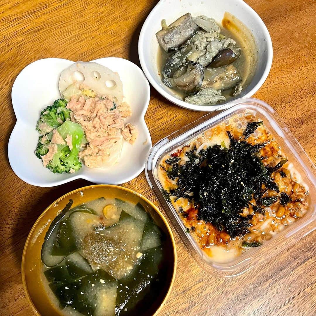 西野未姫のインスタグラム：「1人の日は手抜きご飯😂  ブロッコリーと蓮根サラダ ナスと卵炒め 味噌汁 豆腐そうめん納豆  #夜ご飯 #なすと卵炒めたら卵が紫になってしまった #見た目不気味 #ちょっとダイエット中 #1人でご飯の日はヘルシー意識 #スープ飲んでお腹膨らます作戦」