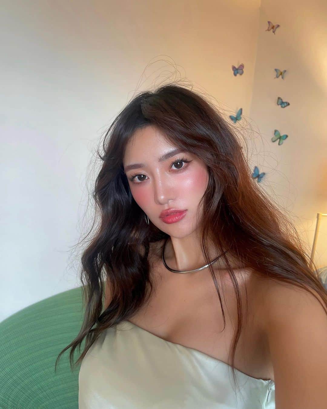 のインスタグラム：「髪の毛こっちで本当に行かない方がいいと よく聞くので、行くのが怖くて 約5ヶ月髪の毛カラーとか何もしてないけど この色持ちよう。最後にカラーしたのは1月だった！ ちょっとアホ毛が目立ってるのはすみません😂 前髪は最近自分で切ってめっちゃ短くなっちゃいました🤣  しかも硬水にも負けない色もち。 さすが私の担当者 @ryosukeabe さん🤣❤️  でもトリートメントいかないと 髪の毛パサパサの切れ切れ😂🙄 やっぱり水が違うと色々肌とか髪の毛も変わる。  早く日本に帰って色々メンテナンスがしたいです🥹  最初は日本から持ってきたボディーソープを 使ってたら本当に肌が乾燥してやばくて でもフランスにはオイル入りボディークリームが 沢山あってそれ使うようになってから 乾燥することは無くなった！  やっぱり硬水に対応してる商品が沢山売ってるから それ買った方がいい事に気づいた！  最近まではパリ離れるのとても寂しかったけど、 今は日本に帰るのがとても楽しみになってきてる🫶  ご飯も楽しみ🥹🍣 でもパリで本場の日本食を食べれました🇯🇵  #paris#parisiennes  #france#bioderma#bodysope #ppcream #parisrestaurant#parisjapaneserestaurant  #chakaisekiakiyoshi#japaneserestaurant #パリ日本食レストラン」