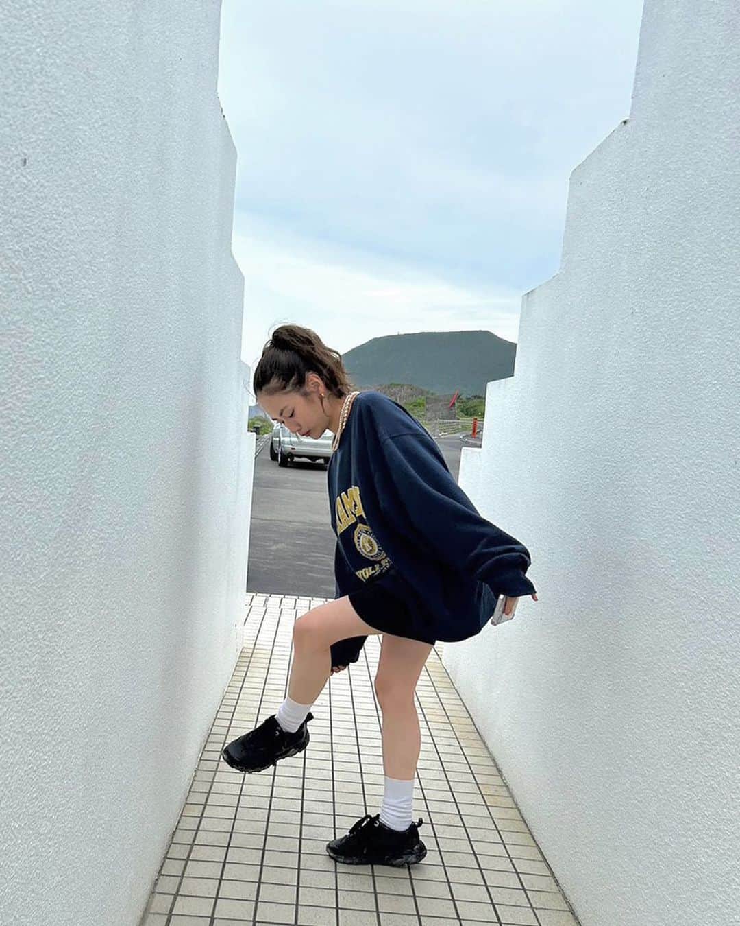 Ungrid staff snapのインスタグラム：「web limited item🕺🏼  @ran_tachibana_ 155cm  #カレッジロゴルーズスウェット ¥7,150(tax in) ライトグレー/チャコールグレー/ネイビー/パープル  カレッジモチーフがポイントのused感が可愛いルーズスウェット。デニムとの相性はもちろん、スカートやブーツと合わせても女性らしさも取り入れられます😊  ___________________________________ 下記 アカウントTOPページリンクより 各サイトをご覧下さい🔗  RUNWAY channel▶︎ @ungrid_official ZOZOTOWN▶︎ @ungrid_staffsnap  #Ungrid #ungrid_official #ungridコーデ #アングリッド #カジュアルコーデ #カジュアル #シンプル #シンプルコーデ #スウェット #カレッジスウェット #古着 #used」