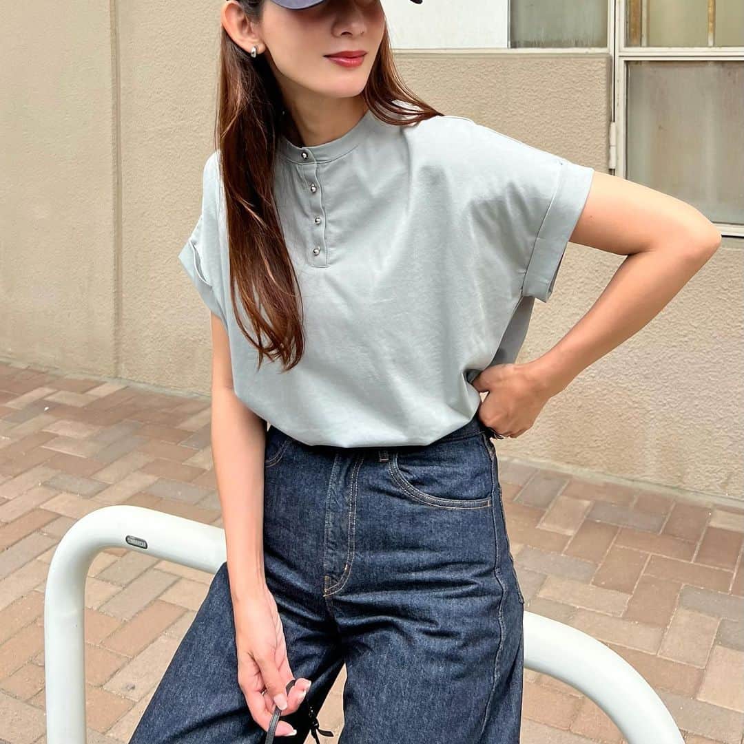 Nagiのインスタグラム：「シルケット加工でなめらかでさらっとした肌触りのtops 前後2wayできれる☺️  フレンチスリーブだから二の腕もカバー🤭🤭  デニムあわせで✨  tops.  @classicalelf_official  　　　( グリーン Lsize着) bottom. #uniqlo  shoes. converse   #classicalelf#クラシカルエルフ#エルフコーデ #タイアップ#gu #zara #ユニクロ #ジーユー #ザラ #zozo #zozotown #zozo購入品 #zozotown購入品 #カットソー #フレンチスリーブ#大人カジュアル#プチプラ」