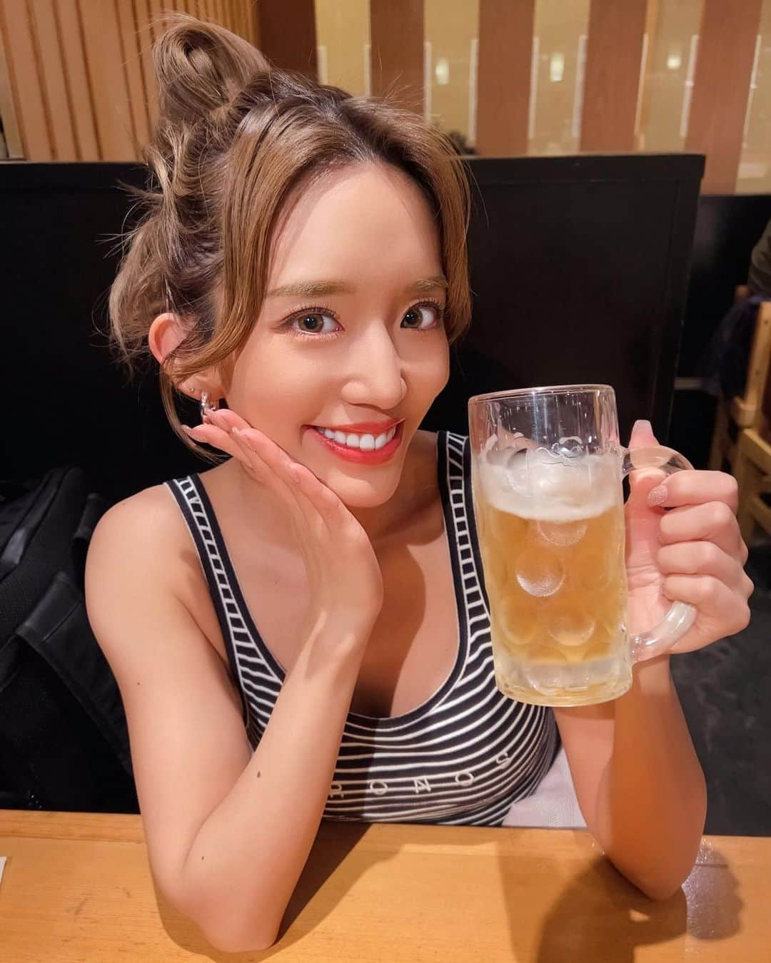 柳本絵美さんのインスタグラム写真 - (柳本絵美Instagram)「生ビール🍺が1番好き🥺🥺🥺  仕事頑張ったら飲みたくなるよねぇ🥺分かるぅ！ だけど減量中はビールと遠距離恋愛🤢💗 月2回のご褒美飲酒デー(なにそれ)私は焼酎にするよ🧚 リフレッシュしないと爆発するから(経験済み🤪) ダイエットのポイントは、メリハリです🔥🏃‍♀️  個人的にはそろそろ ウイスキーの美味しさを知りたいなぁ…🤔💫  トップスは @cronos_women 🧡  #トレーニング #ダイエット #ボディメイク #フィットネス #360度砂時計ボディ #くびれ #fitness #fitnessmotivation」6月10日 19時21分 - emiyanagimoto