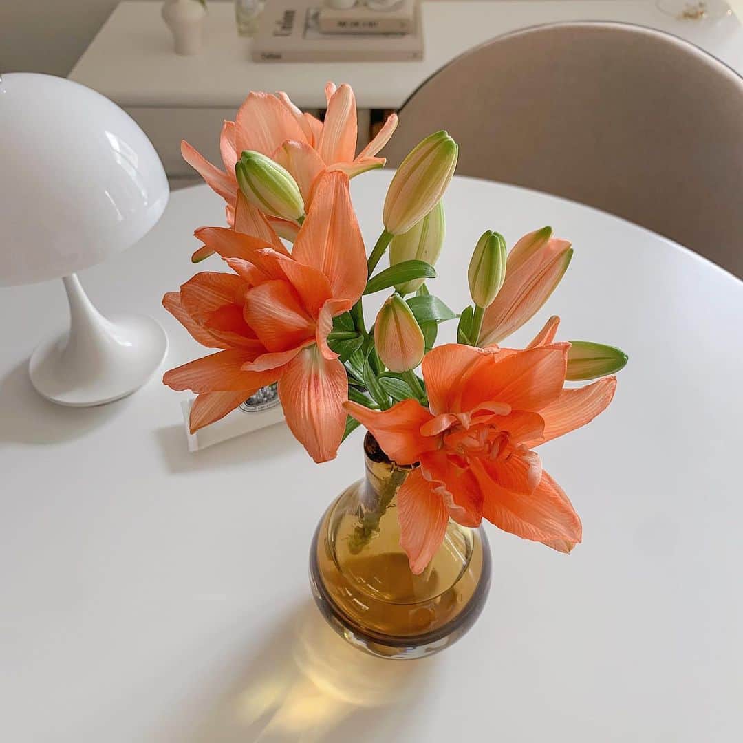 小川陽香のインスタグラム：「🌼🧡 ㅤ #inmyroom #マイルーム #花のあるくらし」
