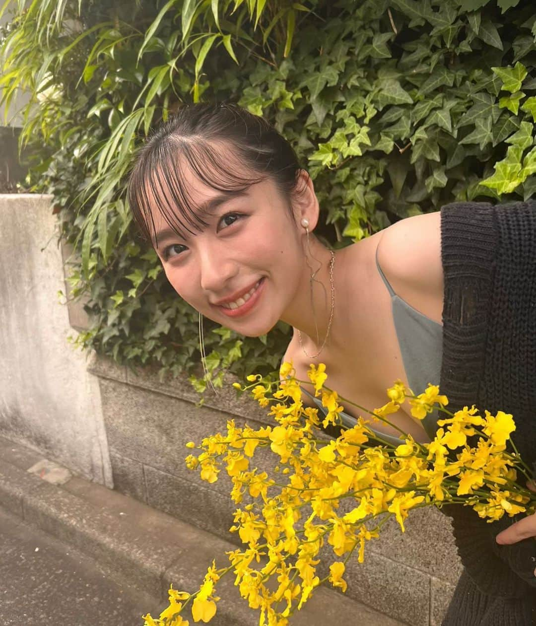 伊藤雨音さんのインスタグラム写真 - (伊藤雨音Instagram)「本日も最強メイクでした。 黄色いお花がかなり素敵です。  hair&make @cocooosaki」6月10日 19時31分 - mew_galaxy