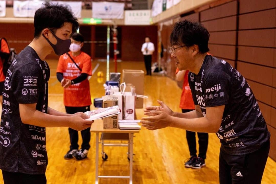 佐藤あり紗さんのインスタグラム写真 - (佐藤あり紗Instagram)「2023.5.27 . . 🏐佐藤あり紗2個バレーボール大会 in仙台🏐 大会を一緒に盛り上げてくださるスポンサーのみなたん❤️ . ❤️SVC!  @svc__group  . 🔋日本エコライフ . 🚘Gulliver @gulliver_minamisendai  . 💉医療法人 豊生会むらた日帰り外科手術クリニック . 🏨🍓仙台ターミナルビル(株)  @spalsendai  @hotelmetropolitansendai  @stbl_fruitfarm  . 🏠深松組  . 🐮牛タン炭火利久　@rikyu_sendaieki  . 🍺株式会社ノムタベル @skt_arata @iki_iki.r @kurukurupaamachiyan @iroriyaki.sumirechan @maji_magicalcook  . 🐮司 . 🦅焼助 @yakisuke.official  @yakisuke_kokubuncho  . 🚘KADAN . 👷‍♂️LIGHT @light_seon  . 🦷あやし眼科クリニック @ayashigeleven  . 🚘空気の洗車屋さん @kuuki_nosenshayasan  . ⚽️ヴォスクオーレ仙台 @voscuore_sendai  . 🔧elevn . ⛩榴岡天満宮 @tsutsujigaoka_tenmangu  . 🏠株式会社佐元 @samoto1914  . 🍫Meiji  . ♨️夢実の国 . 🦀スギヨ @kanikama_sugiyo_official  . 👕TRES @tres_volleyball  . ⛩️石巻金藏寺 . 🍜麺匠一丞 @mensho_ichijo  . 🍽こだまのどら焼き @kodamadorayaki  . 👨‍🔧Lincronova @nagano_president  . 🍴HACHI @hachi.1979  . 💉たじー @taji1_2_3  . 👷‍♂️誠晃興業 @yuya7912  . 👂加茂耳鼻咽喉科 . 🔩トーアス販売  @n.fumi0327  . 🍅La fata @lafatafarm  . 🏠山一地所 . 🍺ほかぞの @nomidocoro_hokazono45  . ☕️ほの香  @honokacoffee.inc  . 🍽登喜和 @tokiwasoba  . 💄Balilaxe   @bali_laxe  . 💪🏻KATSUYAMA @shozankancocoil   ☎️NTT東日本 @ntteastofficial  . 🔋山形パナソニック @yamagatapanasonic  . 🏐TEAM i @teami_girls  . ⛽️サーラエナジー株式会社 . 🏐清健堂  . 🥃BARRACK LIFE @barracklife  . 🚘GTAUTO @g.t.auto  . 👨‍⚕️たいよう接骨院  . 🍱あめいろ食堂 . 🦷こうま駅前デンタルクリニック . 🥮Riyan @riyancrepe  . 🍰you &g @you_and_g.official  . . #佐藤あり紗スポンサー #仙台発祥　 #佐藤あり紗2個バレーボール大会スポンサー #宮城県盛り上げたい　#仙台盛り上げたい #スポンサー　#参加者募集中 #佐藤あり紗 #あり紗組」6月10日 19時24分 - arisa_chu