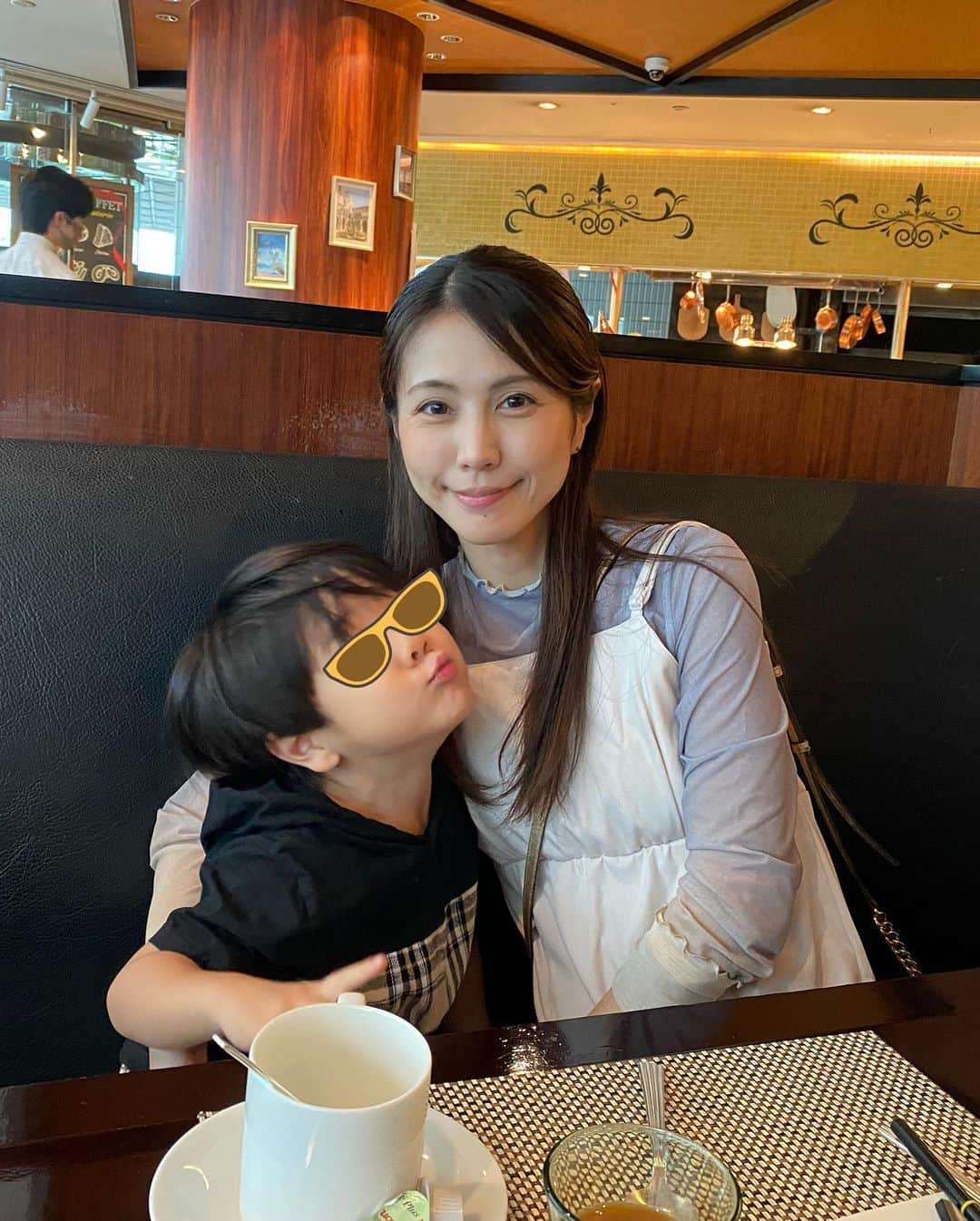 琴菜さんのインスタグラム写真 - (琴菜Instagram)「家族三人の時間👨‍👩‍👦❤️ 👦🏻「久々に三人でお出かけだね〜」 と嬉しいそうなjr. パパが来週お誕生日なんだけど、仕事で東京に居ないから、少し早めのお誕生日を兼ねて家族でANAのホテルでランチビュッフェしてきた😁 久々に主人とビール飲んだら眠気ヤバかった🥱  #anaインターコンチネンタルホテル東京 #ランチビュッフェ　#昼ビール　#少し早めの　#パパの誕生日祝い」6月10日 19時25分 - dj_singer_kotona