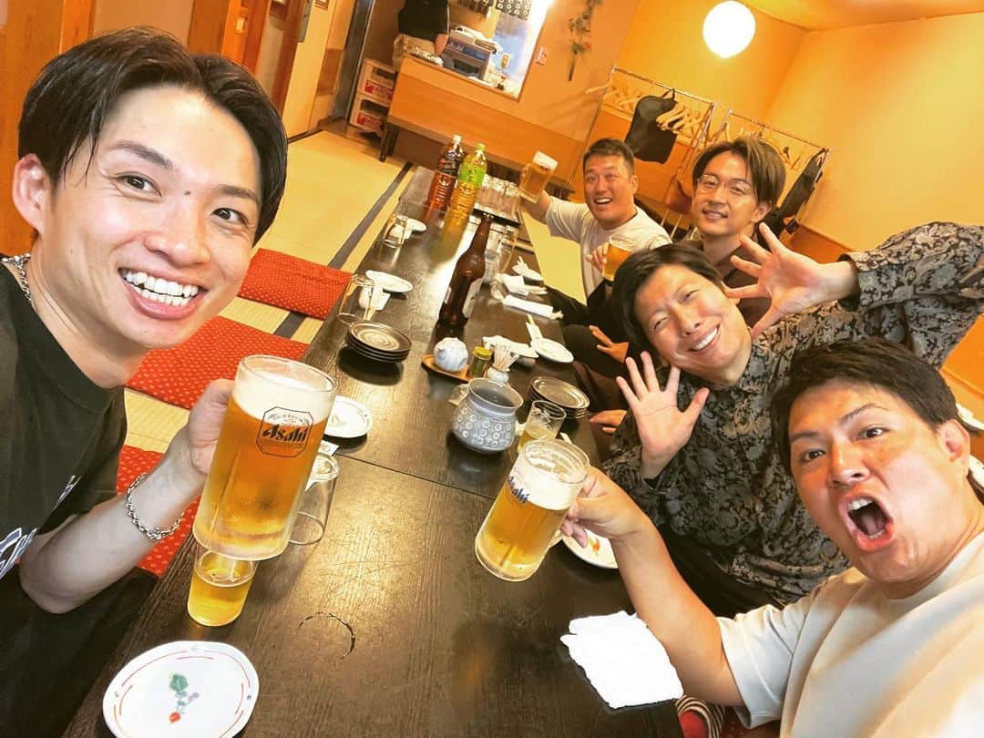 河井ゆずるのインスタグラム：「全国ツアー東京公演ありがとうございました！！  打ち上げで瓶ビールをチェイサーに生ビールを飲むくらい楽しいライブでした✨  広島公演の時もそうでしたが、温かいお客さんで、凄く盛り上げて頂いて最高でした😭  楽し過ぎてスタッフさんと写真撮るの忘れてた、、、  いつもギリギリまで色々と要望を聞いて下さり実現してくれるスタッフさんにも感謝です！！！  次は8月23日福岡🔥  楽しみ過ぎ！！！  #ヤクルト時代の長嶋一茂の髪型　田崎 #もう笑い方は忘れた　トキ #先輩の単独ライブの楽屋でコーヒー豆を挽き、そしてドリップする男　石井輝明 #普通の人は色白く痩せるところをこんがり焼けて太った　瀬下 #日に日に中身はIKKOさん　河井」