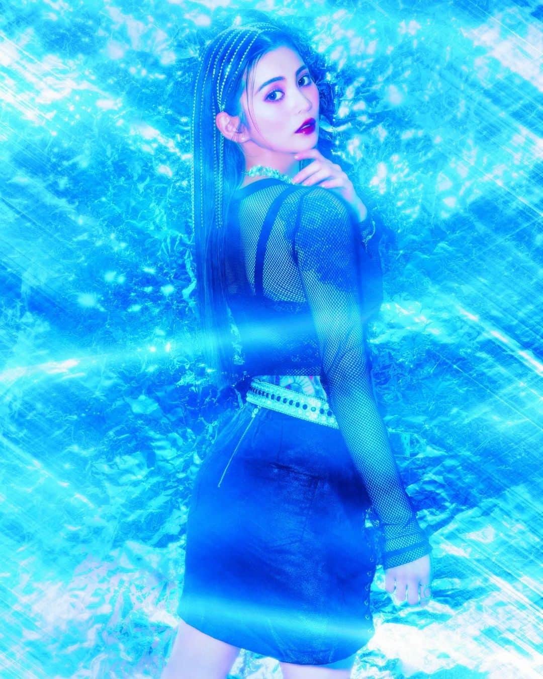 姉agehaのインスタグラム：「🦋🦋🦋 姉ageha7月号が6/7に発売されました✨✨  早速お手に取っていただいた皆様ありがとうございます❣️  snsで反応を見てると「姉agehaは表紙がキラキラしててるから見てて楽しい」といったことを言ってくれてる方がいてめちゃくちゃ嬉しいです❣️✨✨  いまは何から何までシンプルなものが多いですからね🫰 シンプルが好きな方もいるけど、私たちはネイルからメイクから人物や暮らし方までキラキラしてるものに魅かれる性質があるから…キラキラした人になりたいよねぇ🥰💕💕  👦じめった梅雨にありがたい、ひんやり美人なまあやさん @11maaya21 をお届けします💕💕  #姉ageha #magazine  #ギャル　#梅雨　#キラキラ　#まあや」