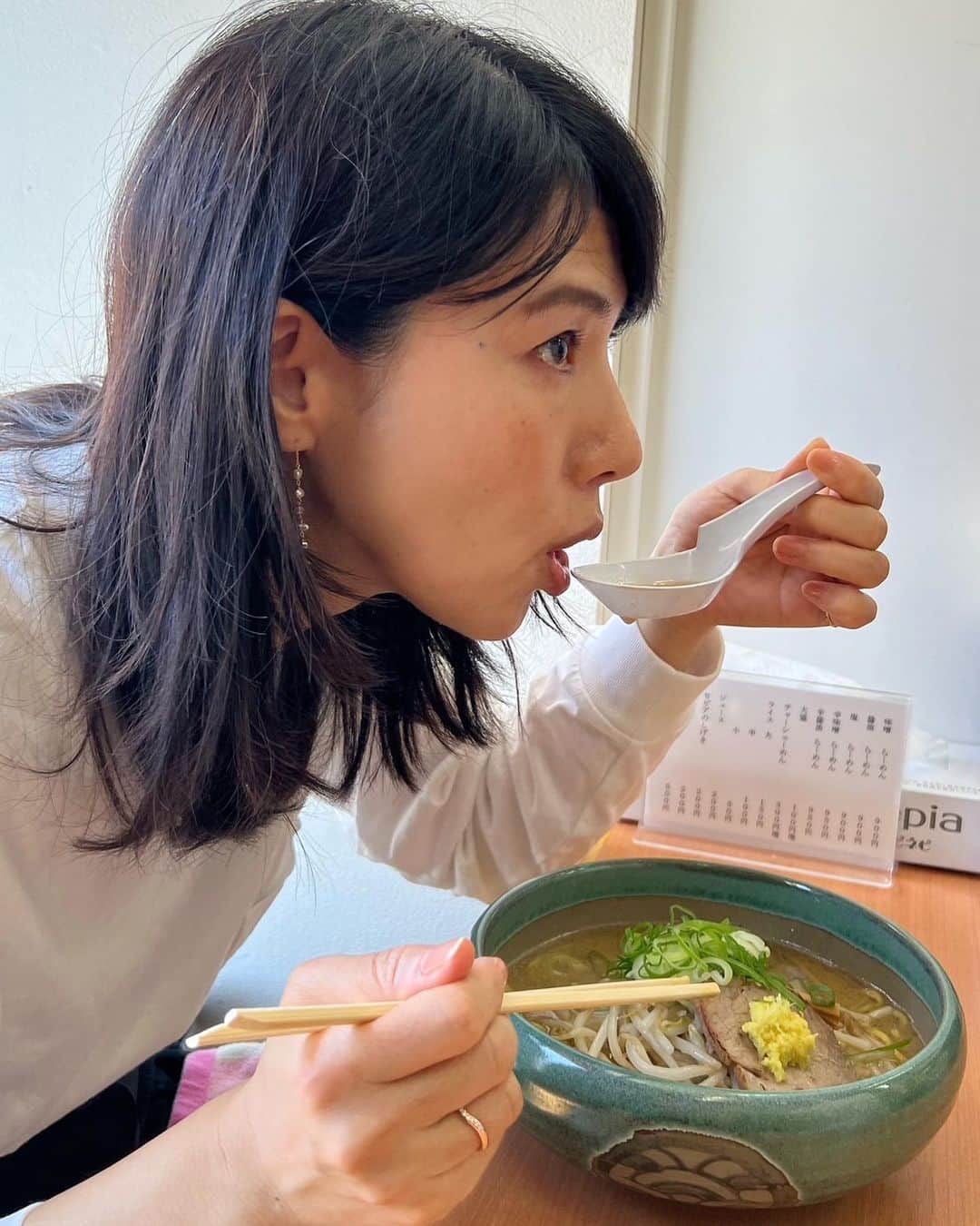 中江有里のインスタグラム：「札幌味噌ラーメン、2食目、3食目。 #彩未 から　#雪風　へ。  今年分のラーメンを食べ尽くしました。  #中江有里」