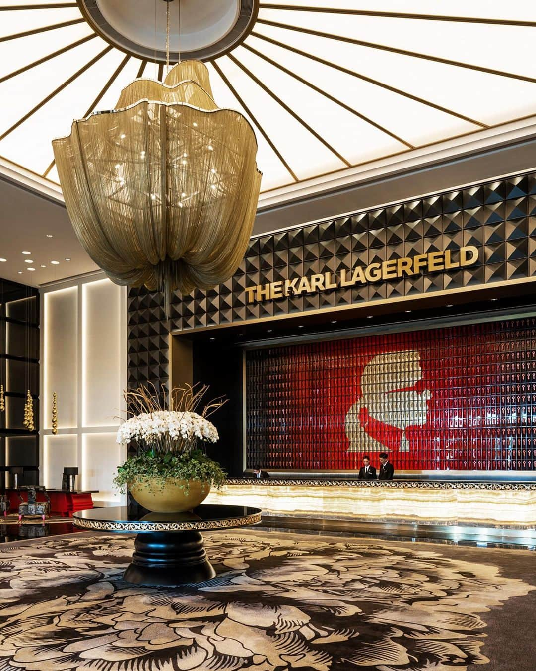 カールラガーフェルドさんのインスタグラム写真 - (カールラガーフェルドInstagram)「Entering the lobby of the magnificent @thekarllagerfeld Macau, guests are greeted by a reception wall covered in over a thousand keys that form a KARL Kameo artwork. This awe-inspiring welcome sets the tone for an unrivaled luxury hospitality experience.   The hotel's 271 opulent guest rooms and suites offer a palatial retreat, with each space showcasing commissioned furniture, Chinoisierie-inspired décor and Art Deco elements. The door to each room is framed in red, a symbol of luck in Chinese culture and a subtle homage to the red frame drawn around each of Karl's iconic design sketches throughout his career. #KARLLAGERFELD」6月10日 19時28分 - karllagerfeld