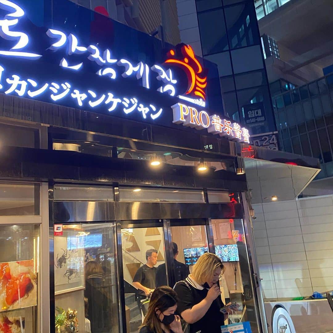 keikobun34さんのインスタグラム写真 - (keikobun34Instagram)「▶︎  韓国旅行🍴  ①② 📍 #コプチャンイヤギ  #강남곱창이야기본점  この日予定が全て押したので、 お店が閉店時間になっていて、 ようやくたどり着いたお店。 コプチャンは初めて食べました。 ホルモンの焼き鍋？みたいな感じ。 最後のご飯が美味しかった☆  ③④ 📍#陳玉華ハルメ元祖タッカンマリ ここのタッカンマリが ずっと食べたくて‼︎  やっぱり美味しかった。  ⑤⑥⑦ 📍#ジョンタムウンポッサム  #정담은보쌈　  行きたかったお店。 初めて行ったけど、リピ決定。 雰囲気も良く、お料理も全部美味しい。 #北村韓屋村  で食事するならオススメ。  ⑧⑨ 📍#プロカンチャンケジャン  韓国の方に連れて行ってもらいました。 #新沙洞 にあるこちらのお店は 現地の方にも人気‼︎すごい行列‼︎ 6月は🦀シーズンだったのもあり、 今まで食べたカンチャンケジャンの中で 1番美味しかった♥︎ 24時間、年中無休だそうです。  #韓国#korea  #ソウル#seoul  #韓国旅行#韓国グルメ  #最新韓国#韓国情報 #コプチャン#タッカンマリ #ポッサム#カンチャンケジャン」6月10日 19時28分 - keikobun34