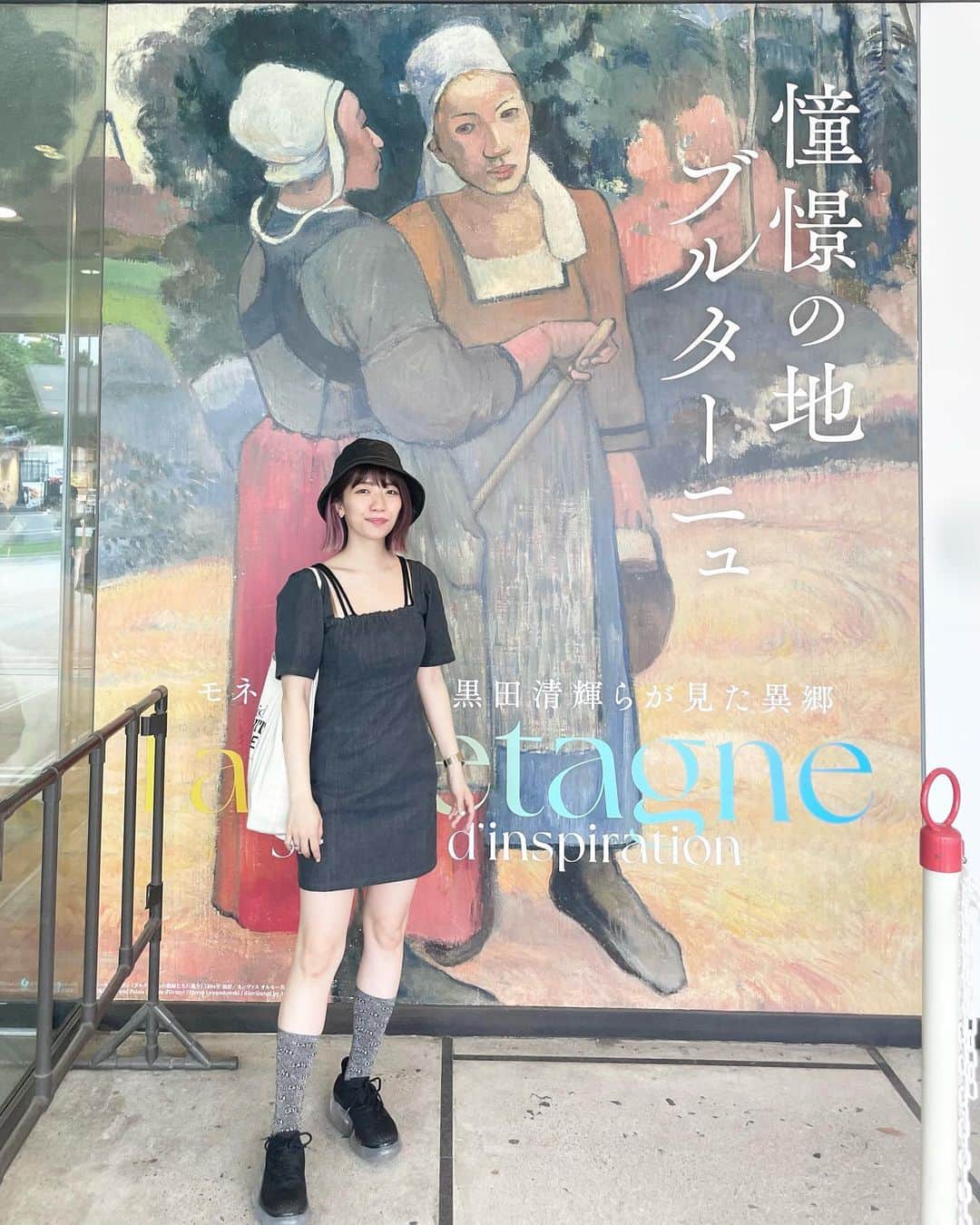 ぱいぱいでか美のインスタグラム：「ブルターニュ展🎨 . 国立西洋美術館で開催中の 『憧憬の地 ブルターニュ -モネ、ゴーガン、黒田清輝らが見た異郷』 観に行ってきました🐶 様々な画家によって描かれたブルターニュ。 人の数、作品の数だけ町並みを見られました。 海を描いた作品が多くて、それぞれの視点の違いが面白かったんだけど 日本の画家はそもそもあんまり海を描いてない感じがして (数点はあったけど) それも興味深いなーと思った。島国だから？とか思った。  個人的にはシモンの作品がどれも好みでした 色鮮やかだけど優しくて構図の視野の広さも好きだった！ あと鬼龍院さんがゲストでラジオにいらっしゃったとき ケルト音楽のことを話されててそこからたまに聴いてるんだけど ケルトの資料も展示されていて嬉しかったです🫶🏻 明日までなので駆け込めてよかったです💨 . #ブルターニュ展 #憧憬の地ブルターニュ  #国立西洋美術館 #上野 #でか美ちゃん」