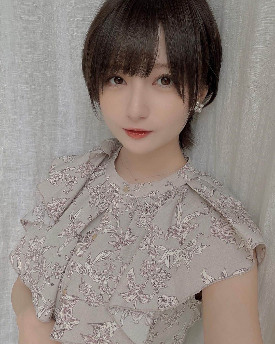 こばしり。のインスタグラム：「可愛い夏服を作りました🐚🫧  私が特にこだわったブラウスとパフスリーブのワンピースはお姫様の様に上品で華やかなデザインにしました！  Olu.で販売中なので是非見て見てね💭(特に花柄のブラウスが人気みたい🪷嬉しい)  そして今回お友達のharさん @har_326 と一緒に低身長さん向けにお洋服を作って、いつも困る丈感や幅感、デコルテの開きなどめちゃくちゃこだわったよ〜☁️ 拘りにこだわったから問答無用で可愛いです🌼  だからもし購入してくれたらたーーーーくさん報告&届いたら着たよ〜の報告待ってる！🫧🌱  2枚目は自撮りしてたらカメラマンさんが撮ってくれたやつ(盛れた嬉しい)」