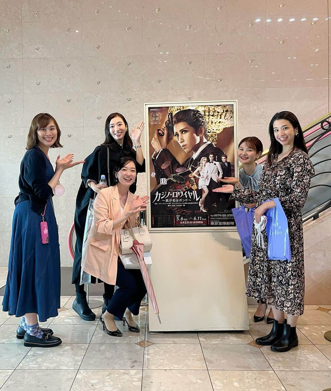 蒼羽りくさんのインスタグラム写真 - (蒼羽りくInstagram)「😭🙏✨✨ ⁡ ⁡ 宙組東京宝塚劇場公演「カジノ・ロワイヤル〜我が名はボンド〜」を観劇しました✨ 本当に大感動でした😭✨ 退団者の方々とさやか(#芹香斗亜 さん)へ思いと、 長くなって熱めの感想はサロンの方で綴ってますが 幕がおりても涙が止まらなくて… 宙組の皆さんの思いや、お客様の温かさ、 退団者の方々のキラキラとこれまでの事を思い 涙が止まりませんでした🙏✨✨ ゆりかさん(#真風涼帆 さん)の男役姿を 素晴らしいキラキラオーラを浴びて幸せすぎる、 宝塚の温かさを感じて幸せな空間でした💓 ⁡ ⁡ #宝塚#宙組#最高すぎる #ゆりかさんもすっしーさんも大変お世話になった上級生の方 #思いが溢れて大変です #観劇前に会えた彩花#桜咲彩花 さんと #予科生のとき一緒に1番教室をお掃除した同期 #翔我つばき さん#華吹乃愛 さん#桜帆ゆかり さんと #ゆりかさんが予科生の時にお掃除していた　 #1番教室#緑の床半分#パイプイス#ピアノ #その場所を私が予科生の時にお掃除していたので #一教民 での観劇は#色々な事を思い出します #明日の千秋楽は配信で見届けさせていただきます💓」6月10日 19時30分 - riku_sorahane