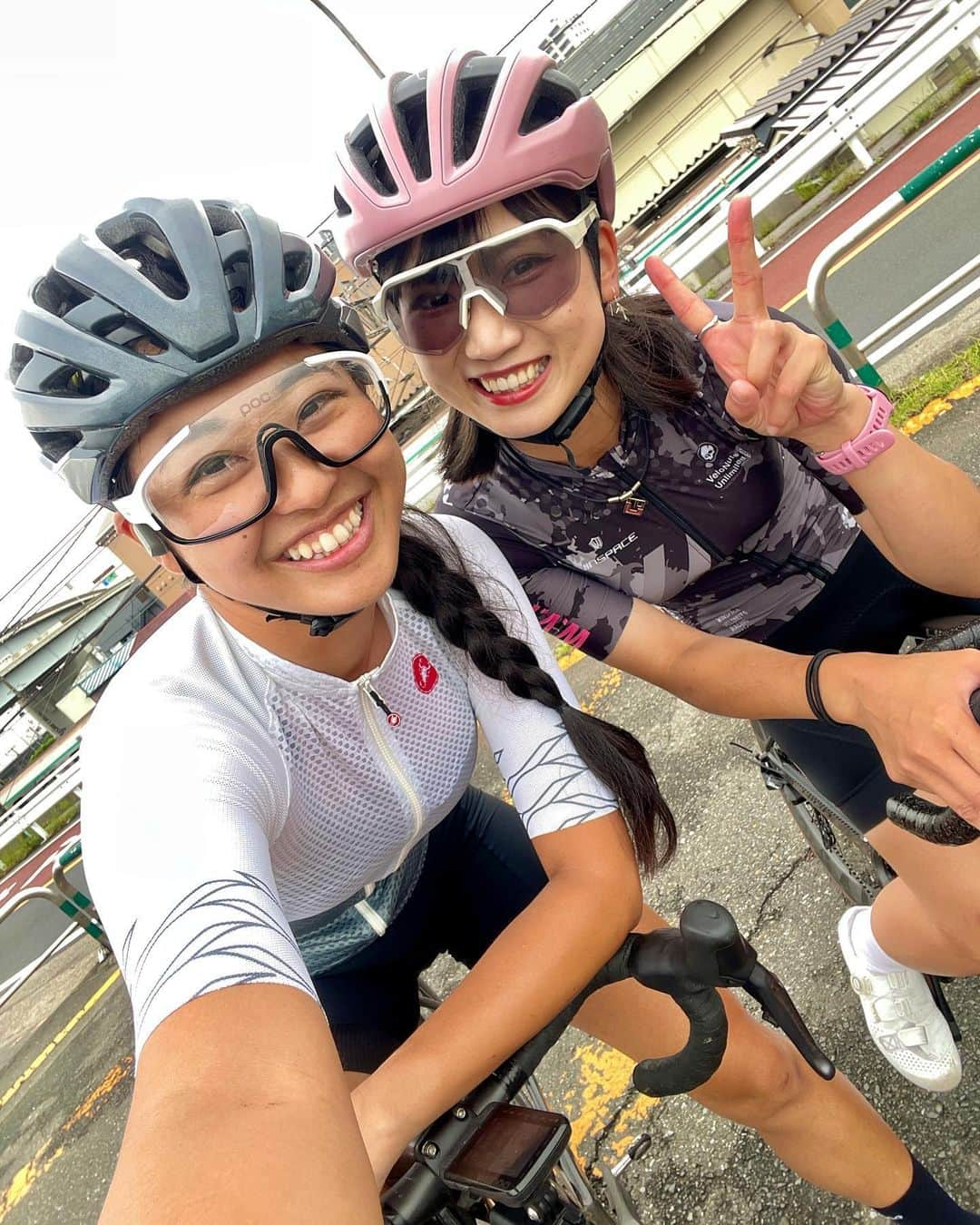 平良エレアのインスタグラム：「昨日は雨上がりカフェライド🚴‍♀️☕️  午前中雨だったのでライド予定を午後にずらして 近場のカフェまで61kmのライドに💕  @mmm.moeppp が久々に荒川に出没✨ 今週2度目の @1110_cafe_bakery まで行ってきた✌️  雨には降られなかったけど 路面は濡れてて泥だらけに🤪  6月は雨降るだろうと思って 動けるタイミングで動きまくってるから今週は 全くリカバリーが追いついてない🙄❤️‍🩹  よく皆に勘違いされてるけど 会社員だから仕事はちゃんとしてるよ💻✨笑  #ロードバイク女子 #ロードバイク #roadbike #cycling #자전거 #로드 #cyclistlife #cyclinglife #cyclist #cyclinglifestyle #instacycle #instacycling  #LivCOMMITTED #わたしとLiv #LivJP」