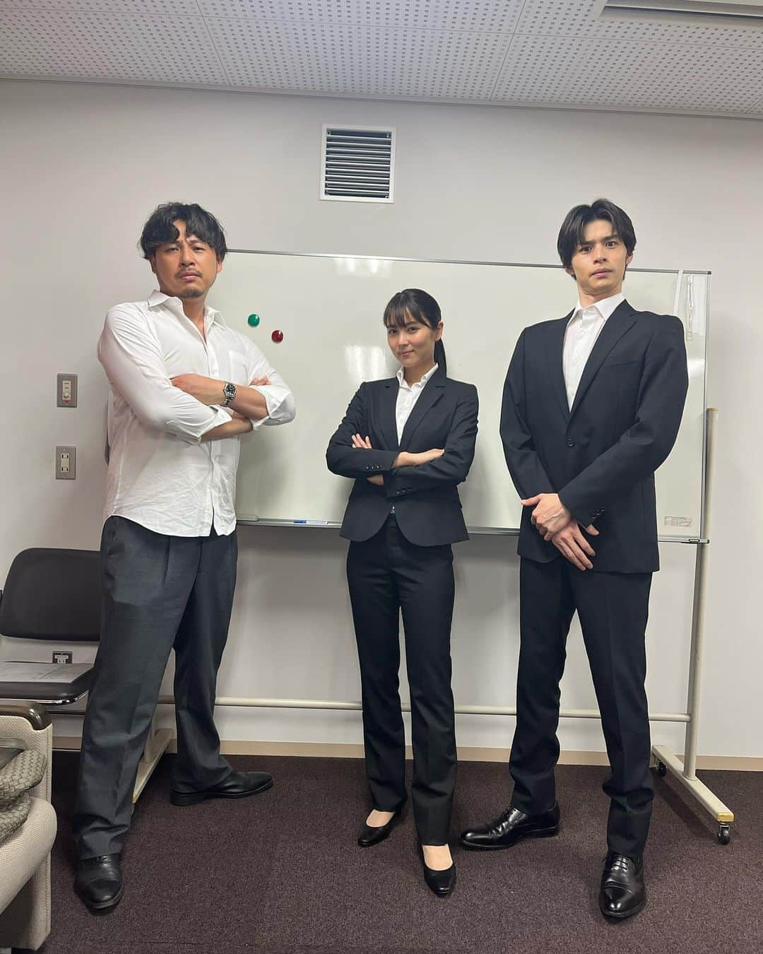 青木瞭のインスタグラム：「Dr.チョコレート第8話 本日22時からです😆  今夜もぜひご覧くださいませ🤤 2枚目は石川さんが撮ってくれた、オフショットなんですけれども、 平子さんのとにかく変な話が好きなんです笑  休憩中も常にわちゃわちゃやらせてもらってます🙋‍♀️」