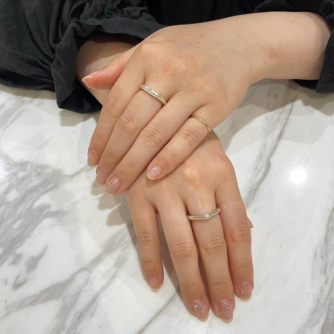 デミルクス ビームス 新宿のインスタグラム：「. 6.8~ Hirotaka New collection 『Sand Dune』発売💍  赤みを帯びたカラハリの砂漠。気まぐれに吹き渡る風が、砂の上に自らの軌跡を描いていく。 地平線の彼方まで規則的に走る直線。砂の海原を滑るように航海してゆく風、そこにある幻想の灯台や、錨などをインスピレーションに。 自然が生み出す奇跡的な模様を、なめらかなスレッドラインの陰影とペンデュラム・ネックレスで表現。 ボリュームのあるシルバー素材で上質なスタイリングの幅を広げています。  ＊RING 6442-361-169 6442-363-169 (ピンキーリングはスタッフ私物です✨)  @hirotakajewelry  #hirotakajewelry  #demiluxebeams  #デミルクスビームス #demiluxebeams_shinjuku  #BEAMS #ビームス」
