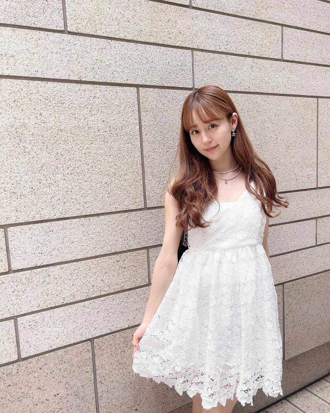 牧野真鈴のインスタグラム：「今日の私服は、ハートがいっぱいでとっても可愛いワンピース🤍 ハート形に弱い私です…🤍  ⁡スニーカーとキャップに合わせてカジュアルなコーデにもしてみたいな💭♪ #bubblefashion #bubblejp」