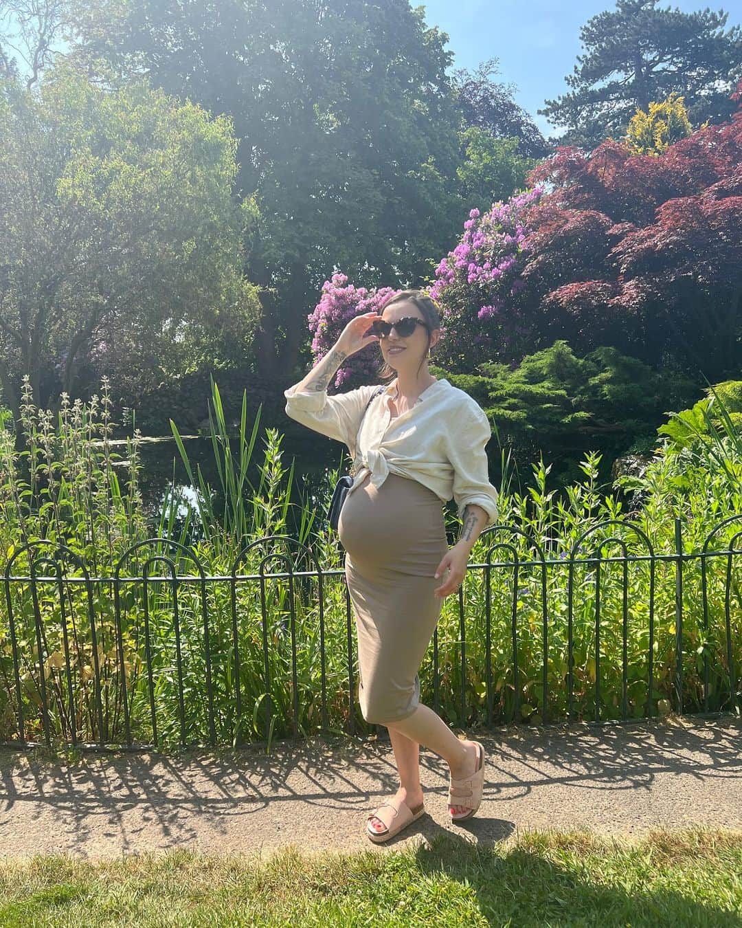 シェール・ロイドのインスタグラム：「Saturday morning walk ☀️ What do you have planned for this beautiful day?」