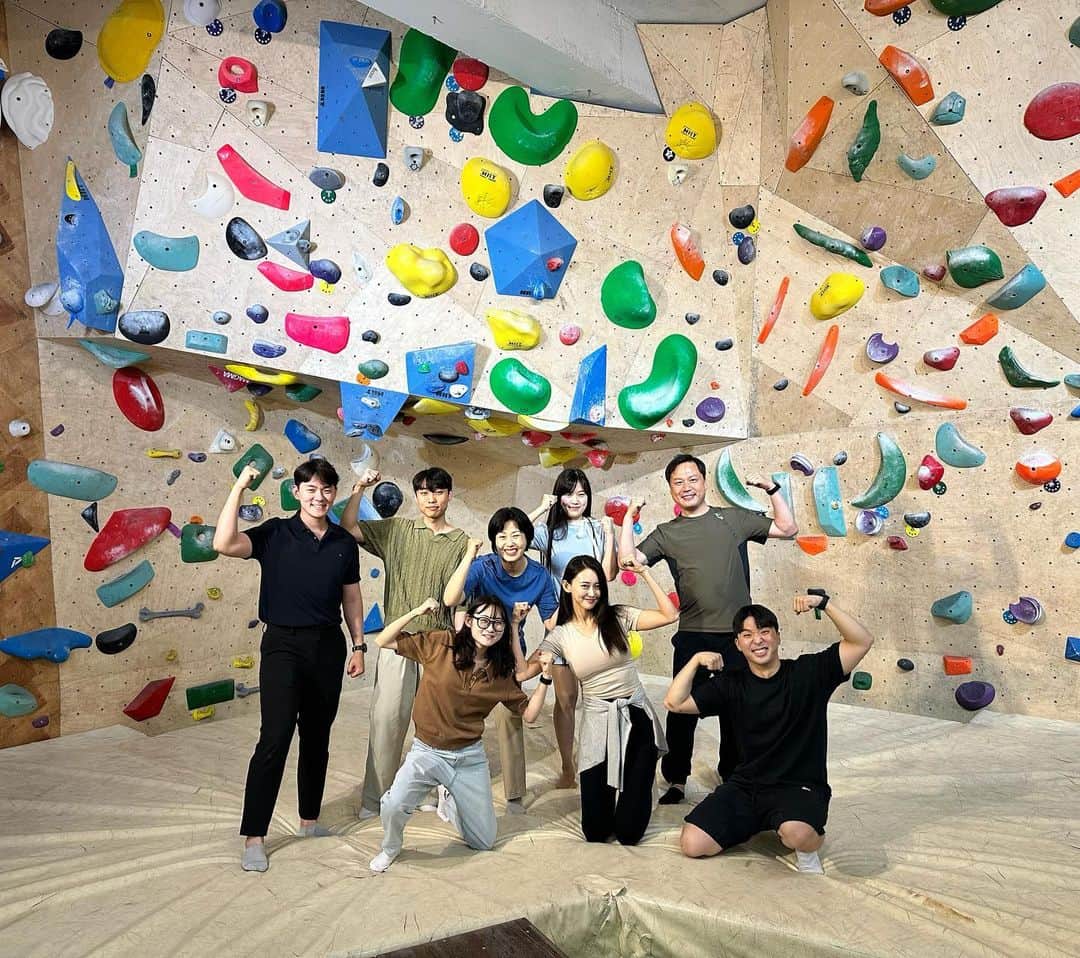 ホ・ヨンジュ のインスタグラム：「울 트레바리 멤버들과 생에 첫 #클라이밍 도전🧗‍♀️ 엄청 재미있었다..! 행복해🥹✨   이번에도 정말 감사하게 너무너무 좋은 멤버들이 모였다. #삶의의미를찾아서 우리 멤버들 사랑해요❤️ 다음주 모임도 기대기대..✨ @trevari_official   #클라이밍 #락트리클라이밍  #운동 #트레바리 #번추위」
